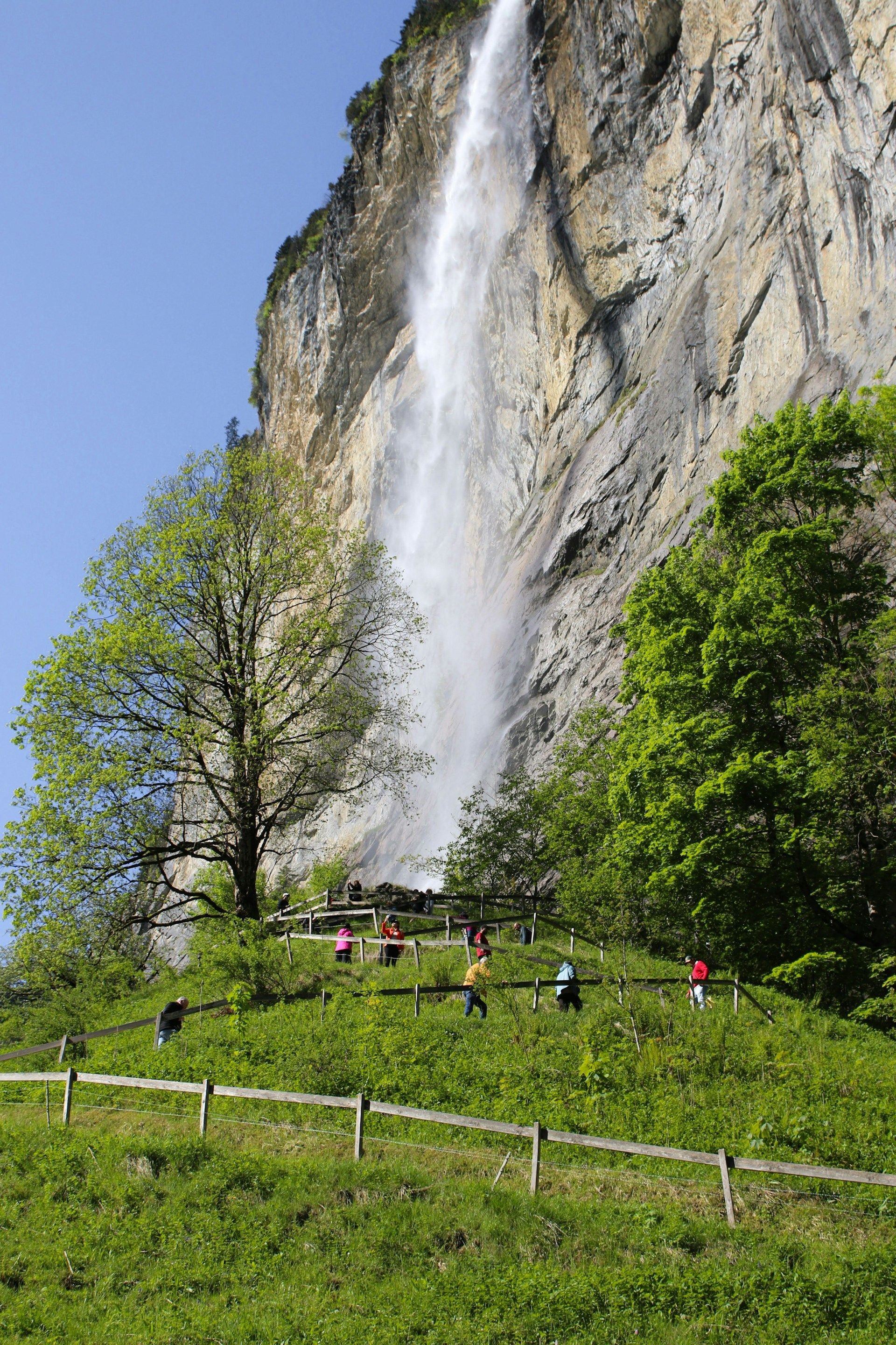 Air terjun Staubbach jatuh dari tebing Lauterbrunnen, Swiss