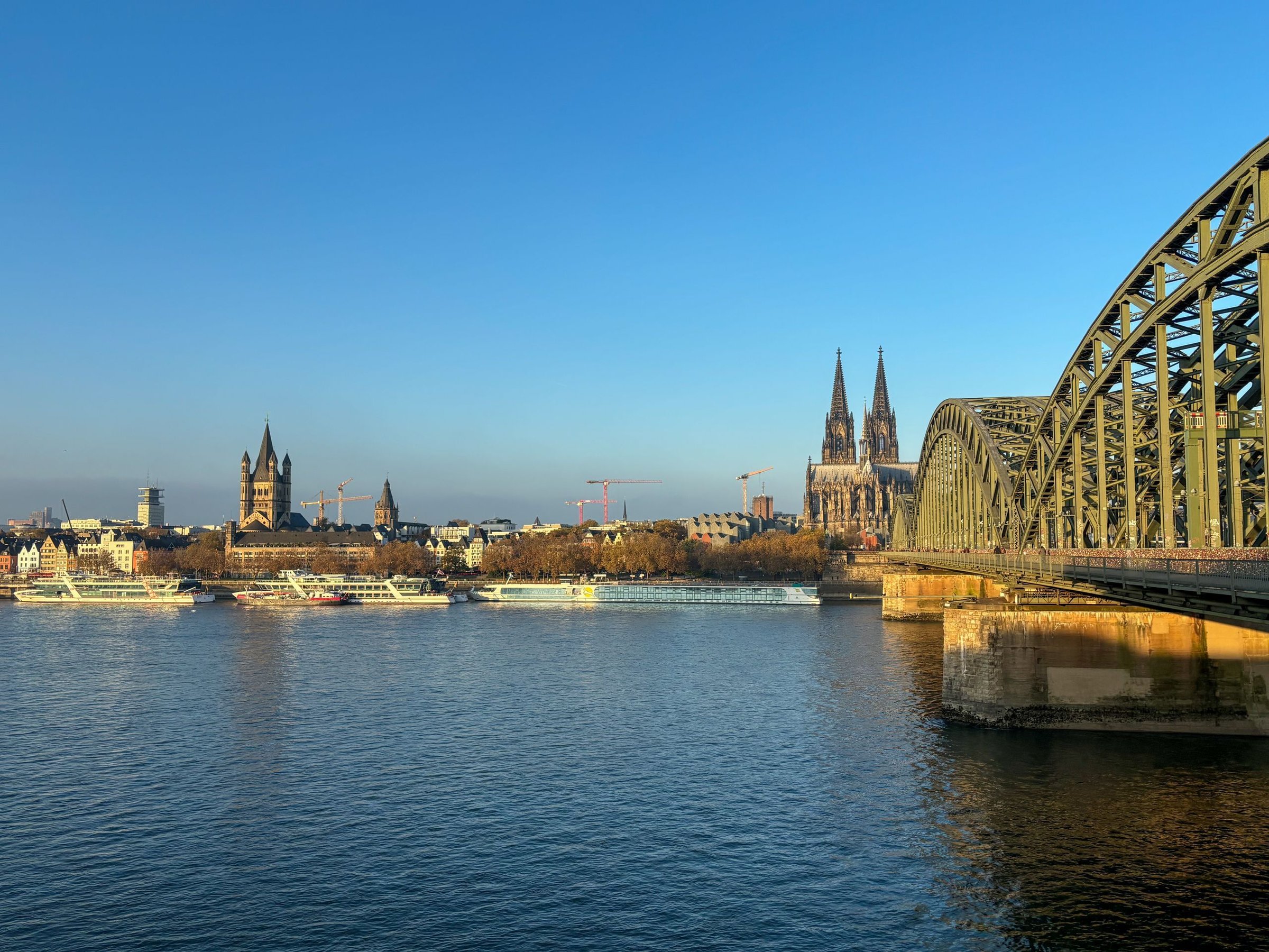 Pak & Bu Suryanto: Berhenti sejenak di depan Cologne Cathedral, sempat kaget lihat tingginya dari dekat.