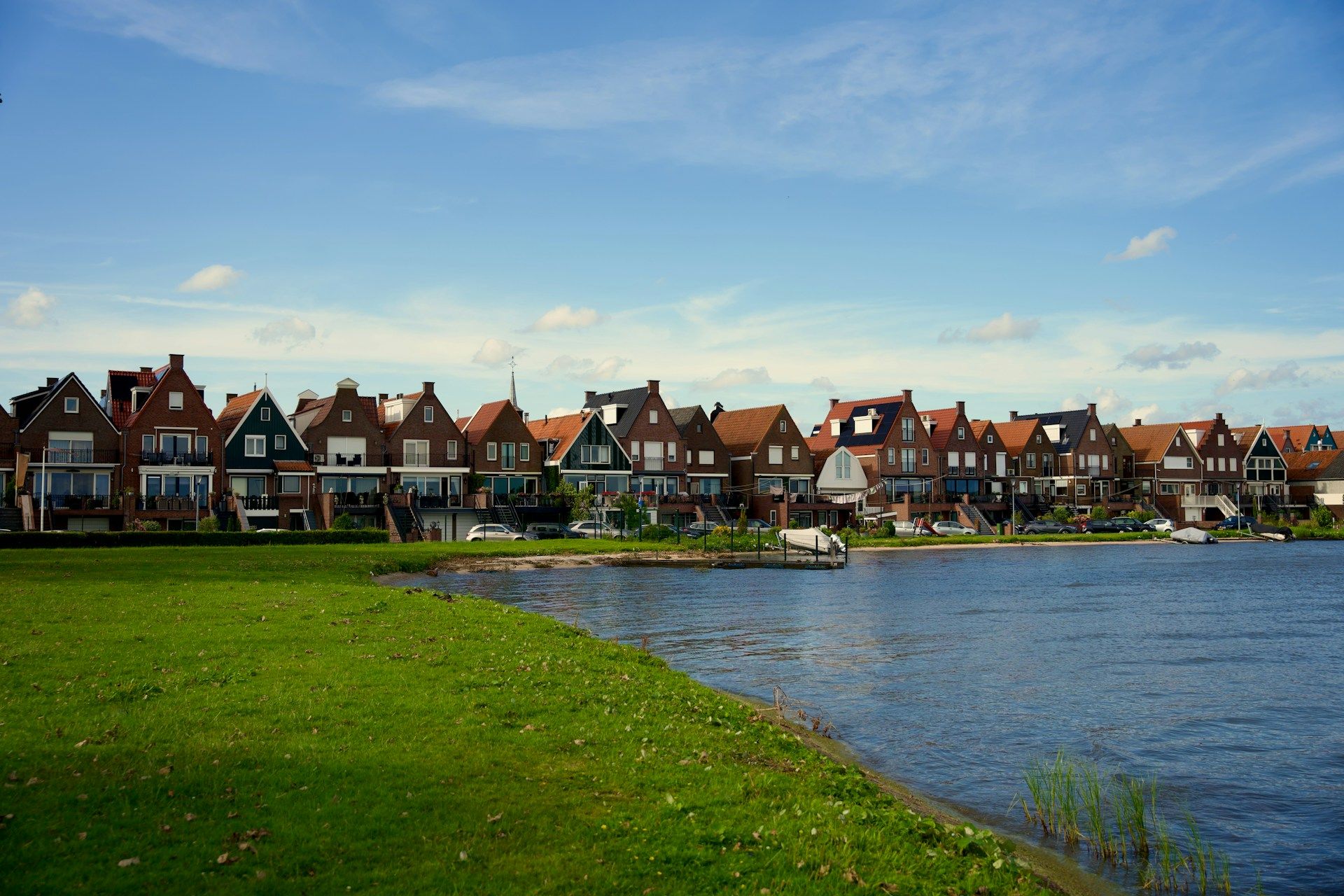 Rumah-rumah tradisional Belanda warna-warni di tepi air Volendam