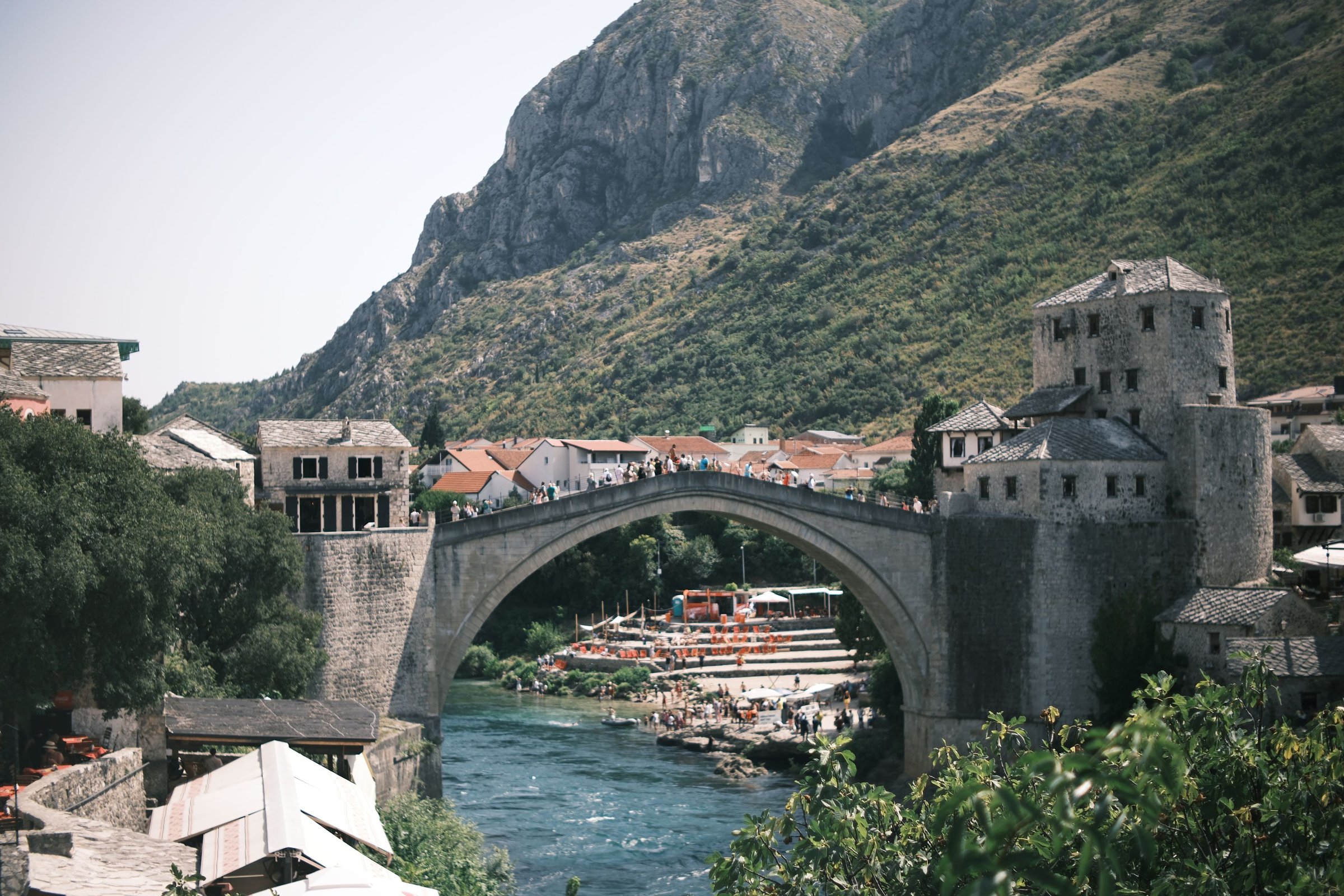Jembatan Stari Most di Mostar dan sungai turquoise
