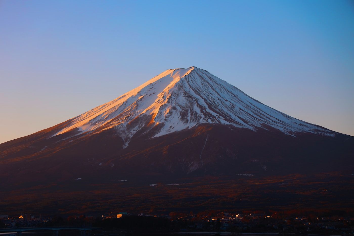 Mt Fuji 5th Station — view dari lereng gunung dengan Danau Kawaguchi di kejauhan