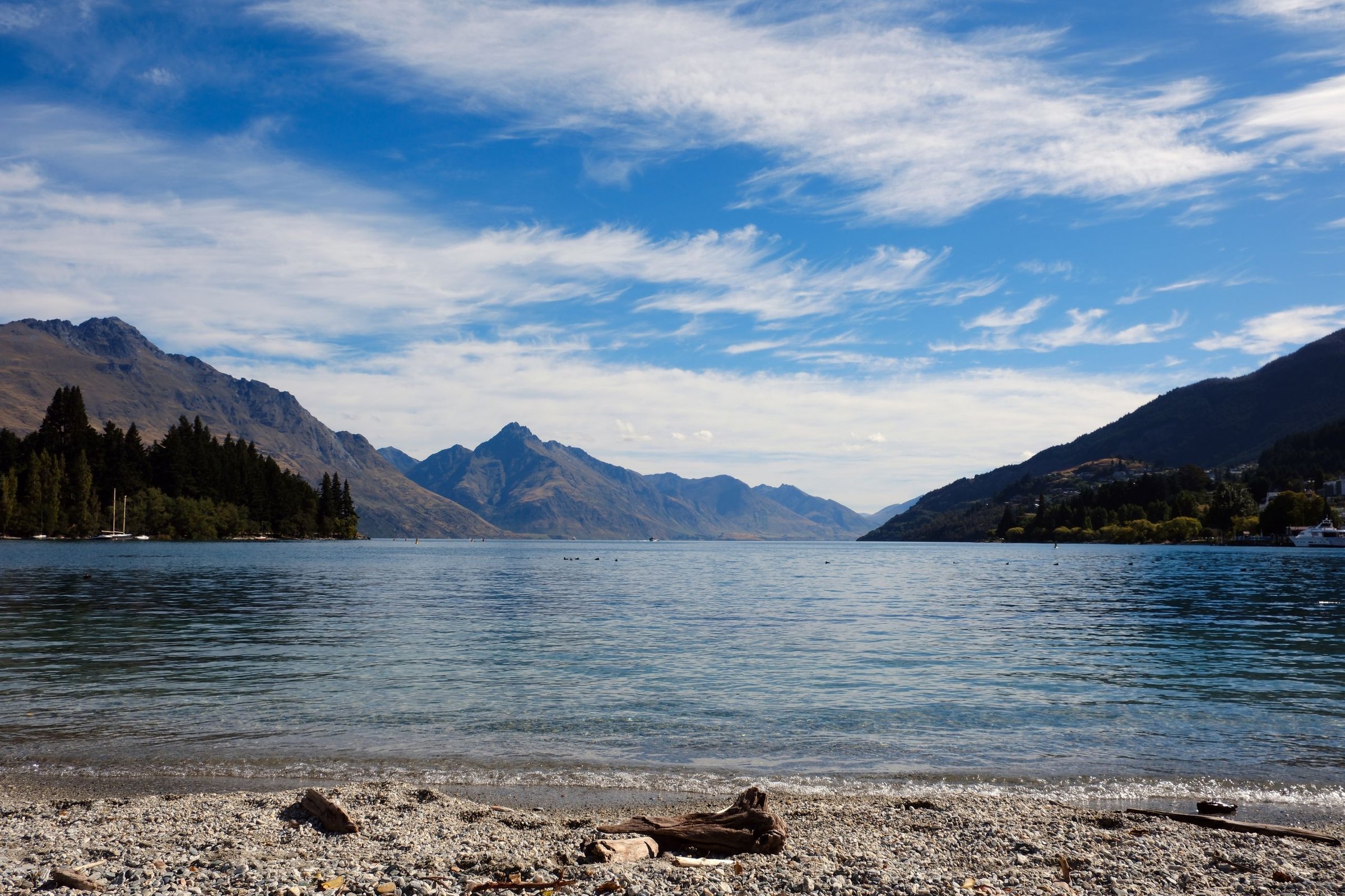Danau Wakatipu Queenstown dengan pegunungan Remarkables