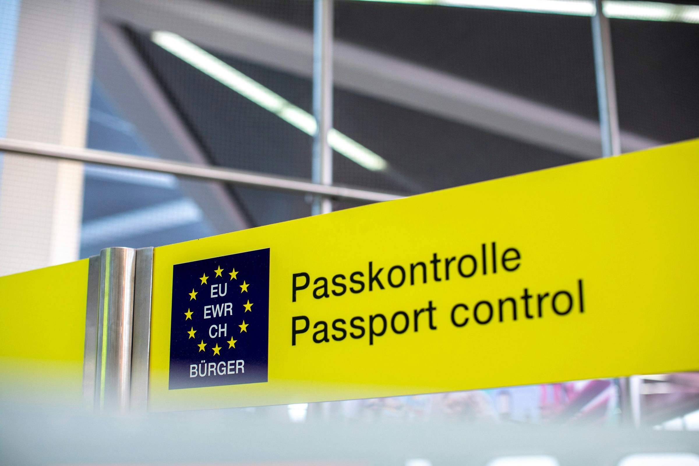 Papan Passport Control di area imigrasi bandara zona Schengen Eropa