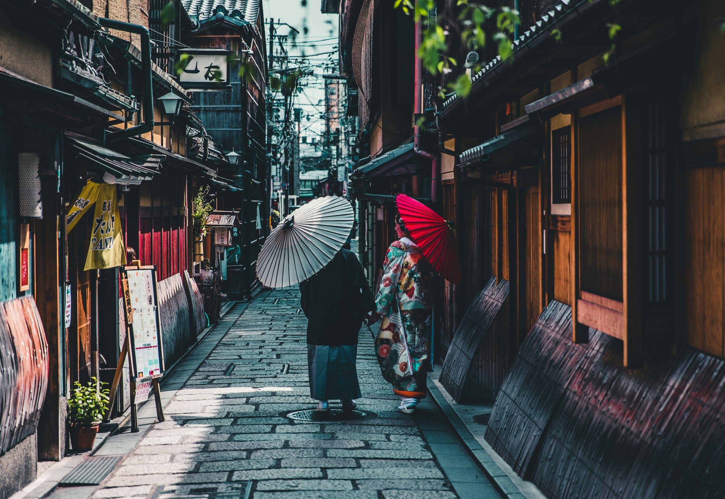 Traveler dengan kimono di gang Kyoto