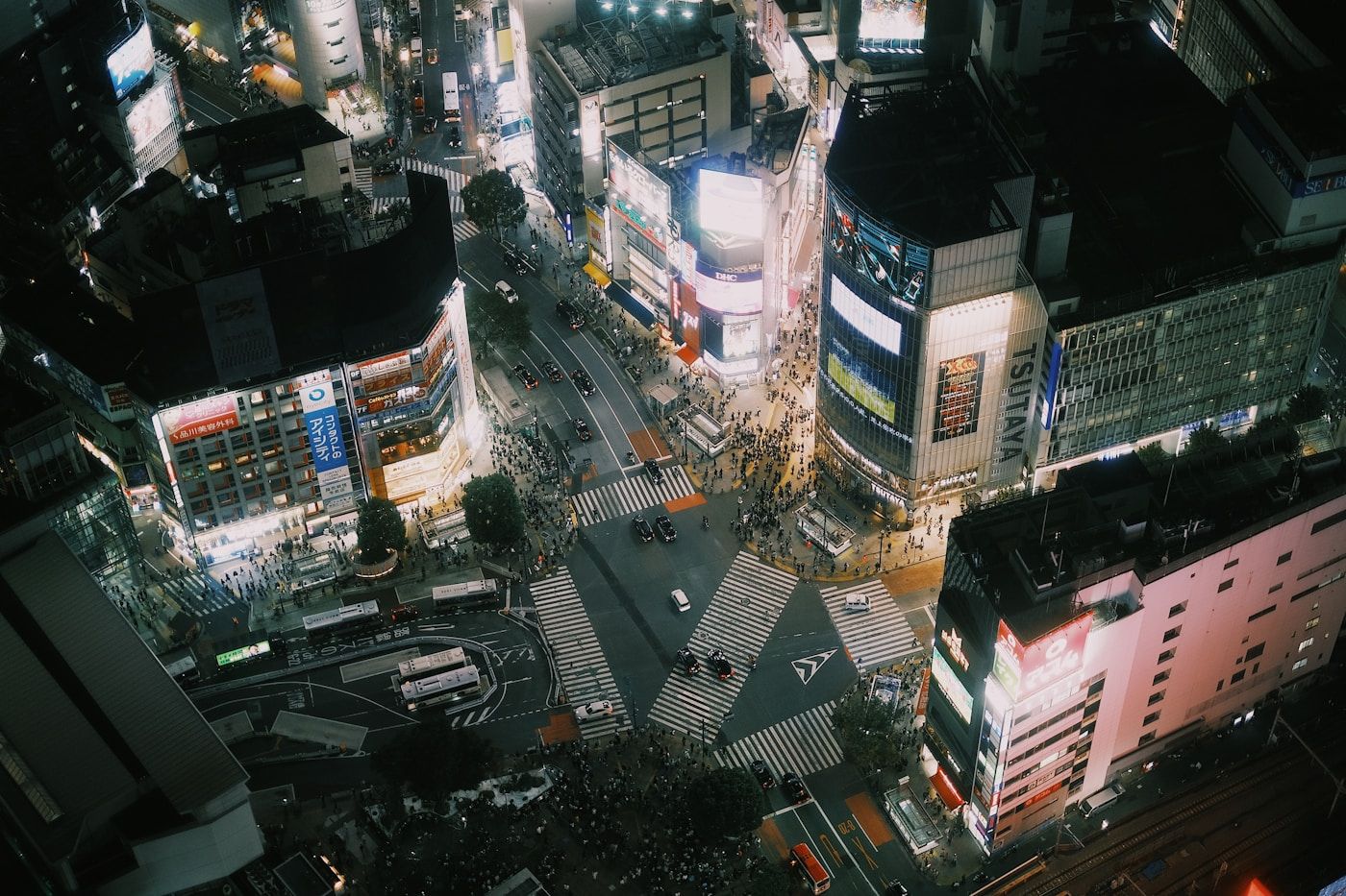 Persimpangan Shibuya Tokyo dari atas pada malam hari