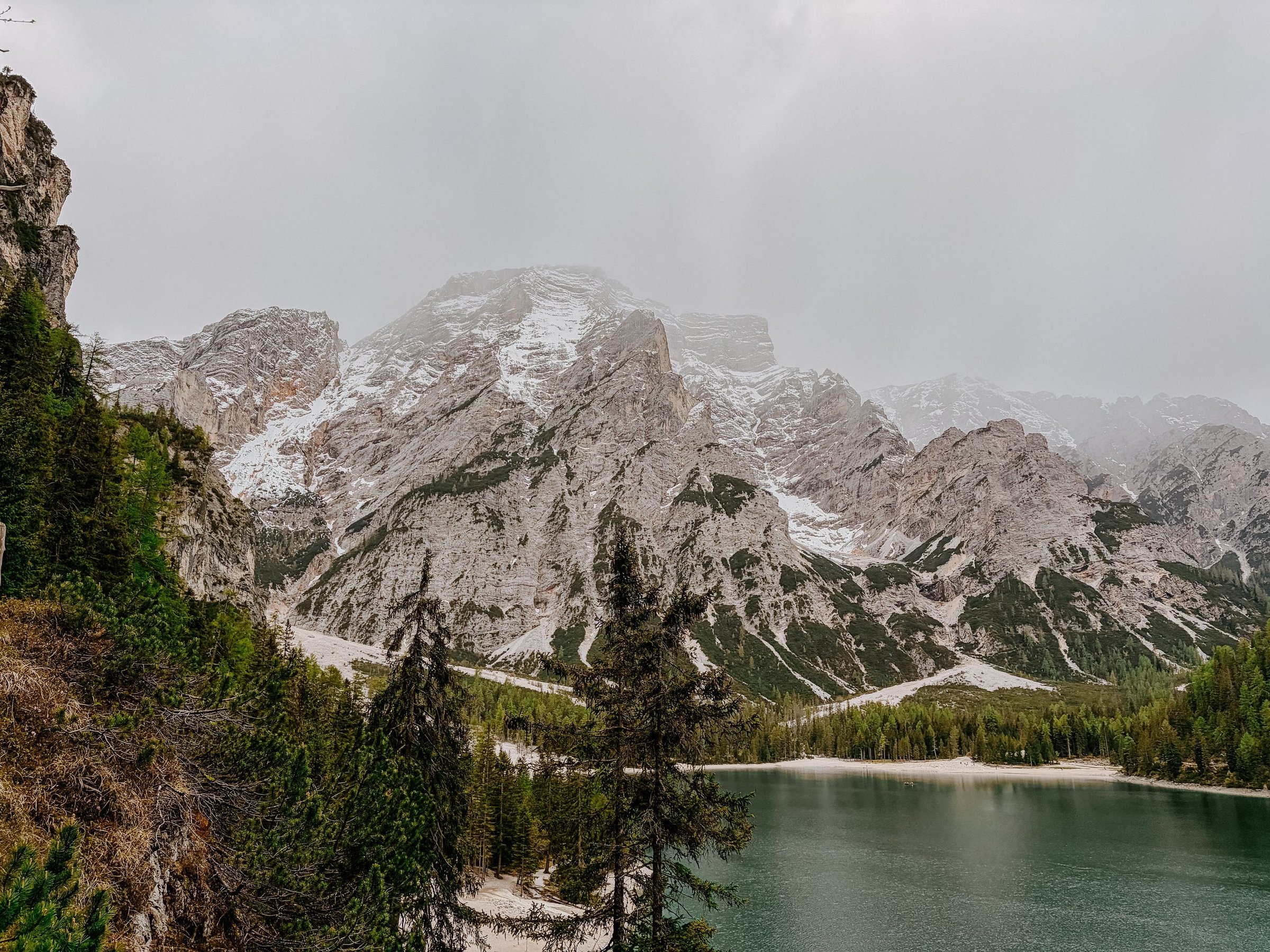 Danau Braies di Dolomites saat musim dingin
