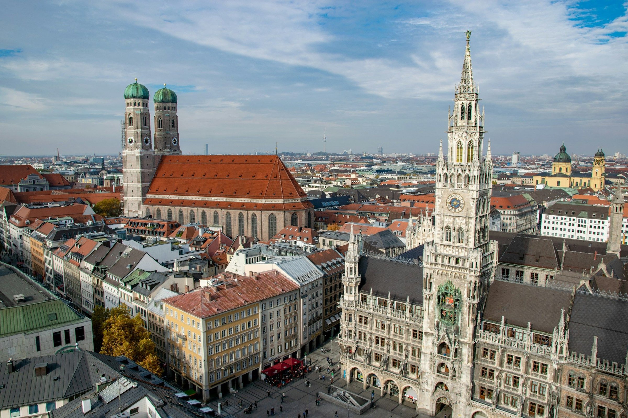 Pemandangan udara Menara Balai Kota Baru dan gereja kembar Frauenkirche Munich di bawah langit biru cerah