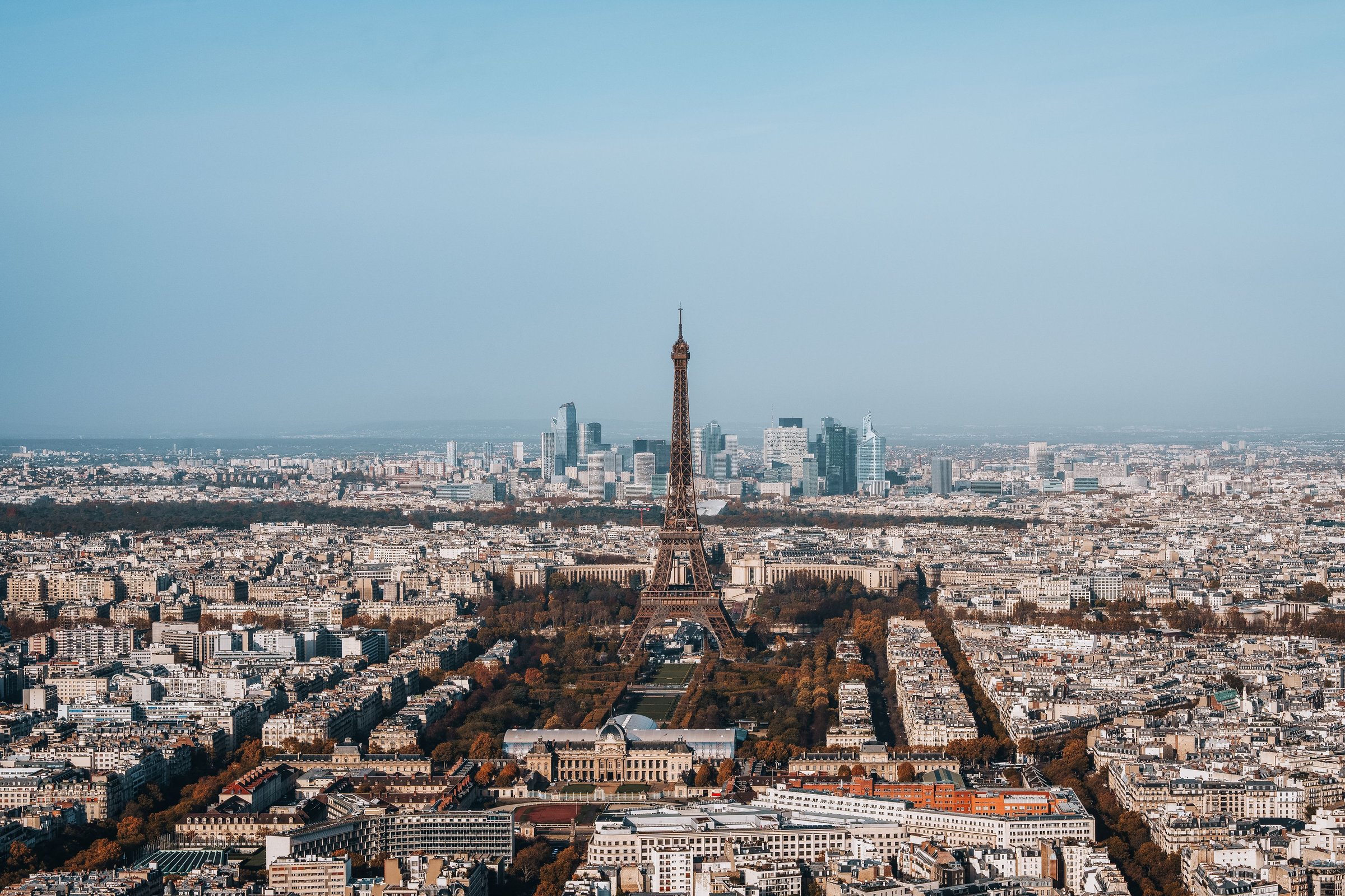Panorama kota Paris dari udara dengan Menara Eiffel