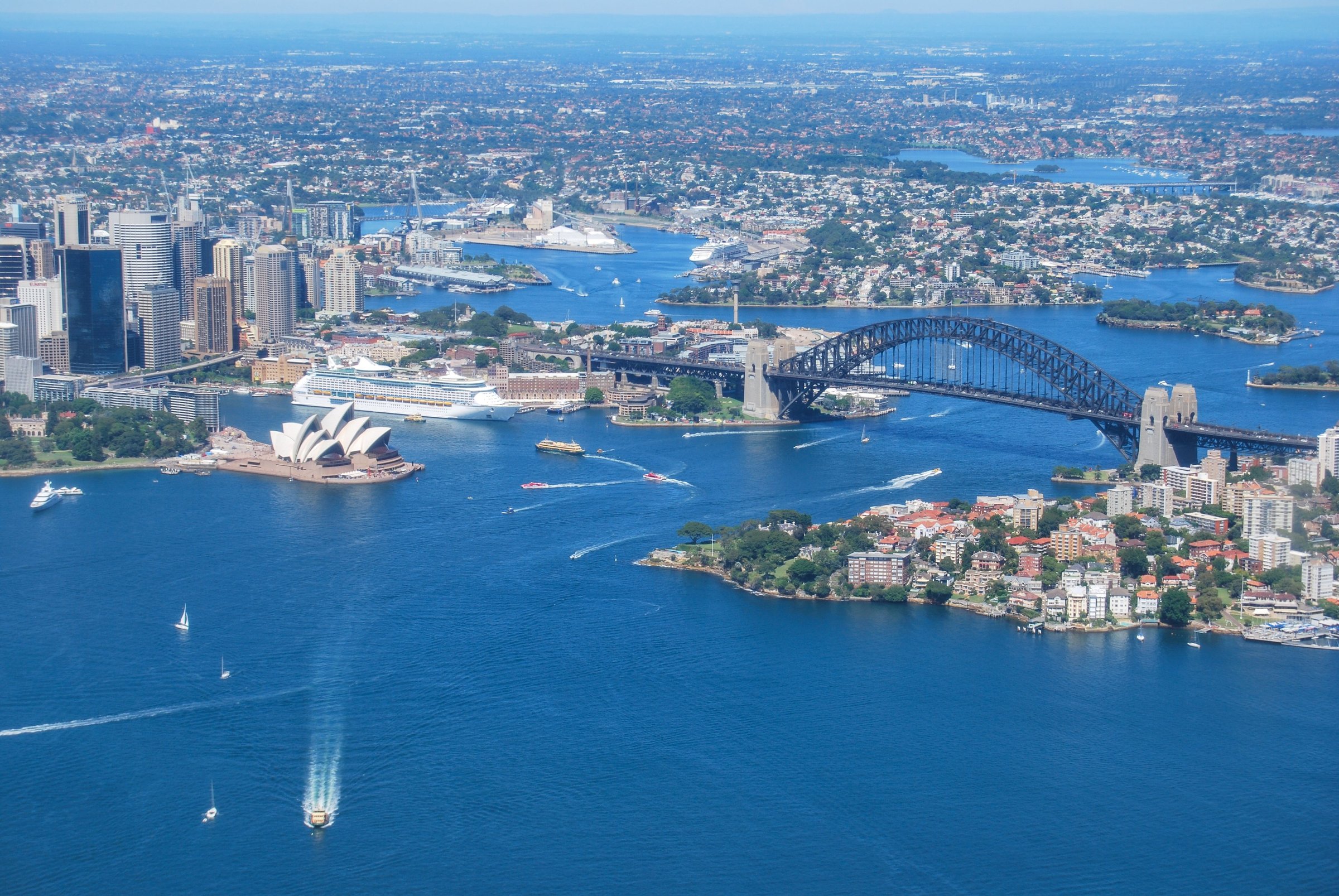 Sydney Opera House dan Harbour Bridge dilihat dari seberang teluk saat pagi