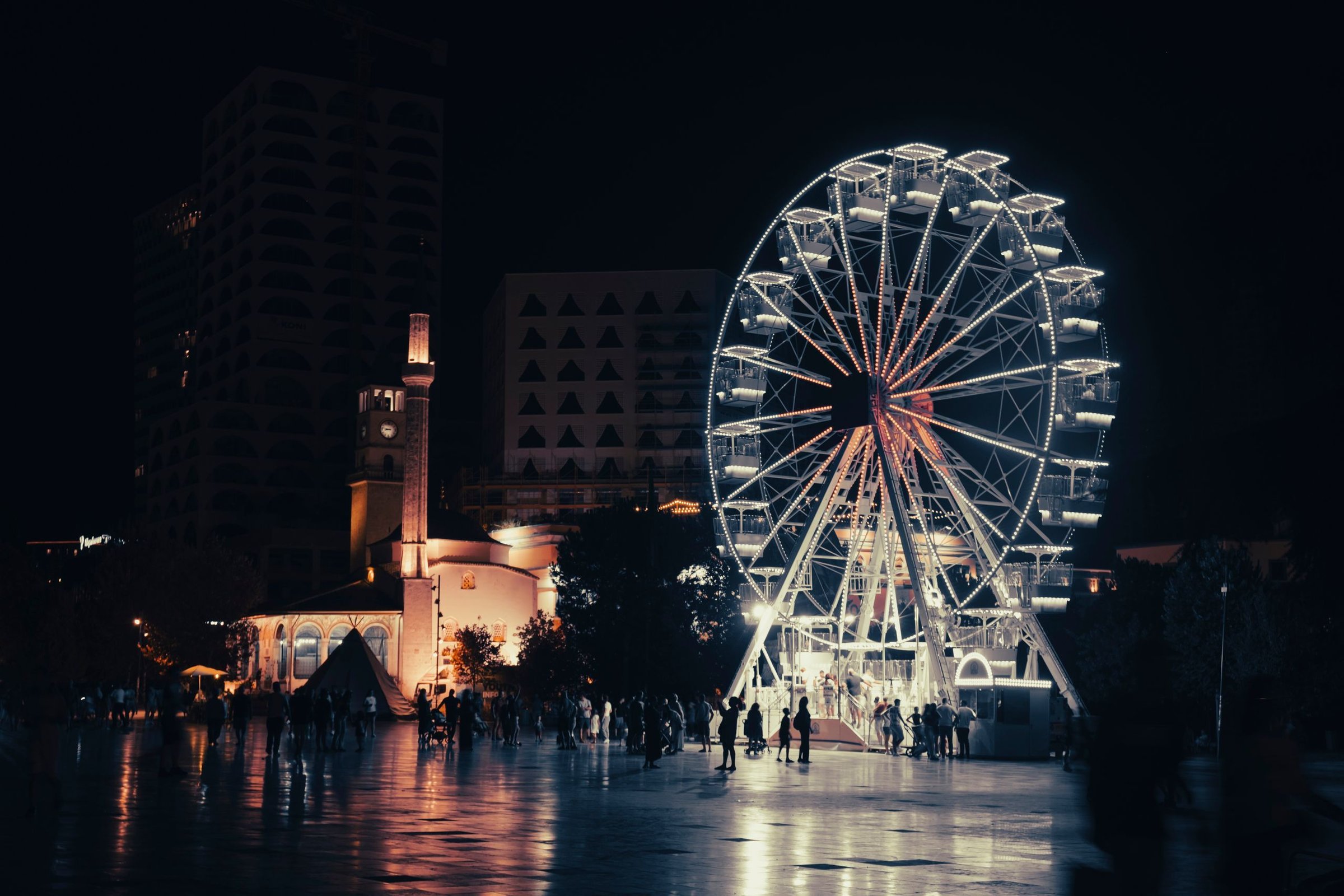 Suasana malam kota Tirana di Albania