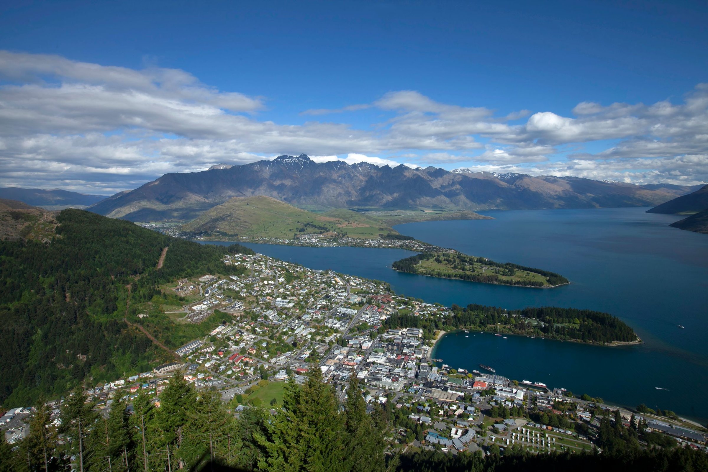 Vina & teman kantor: Naik gondola Skyline Queenstown, kota kecil di tepi Lake Wakatipu kelihatan dari atas