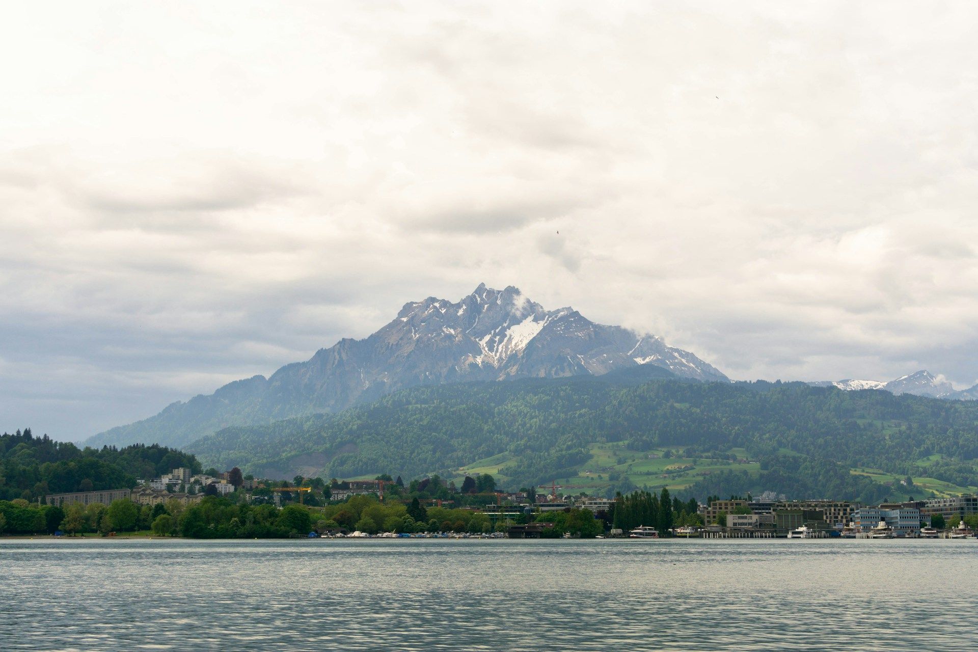 Danau Lucerne dengan latar Gunung Pilatus, Swiss