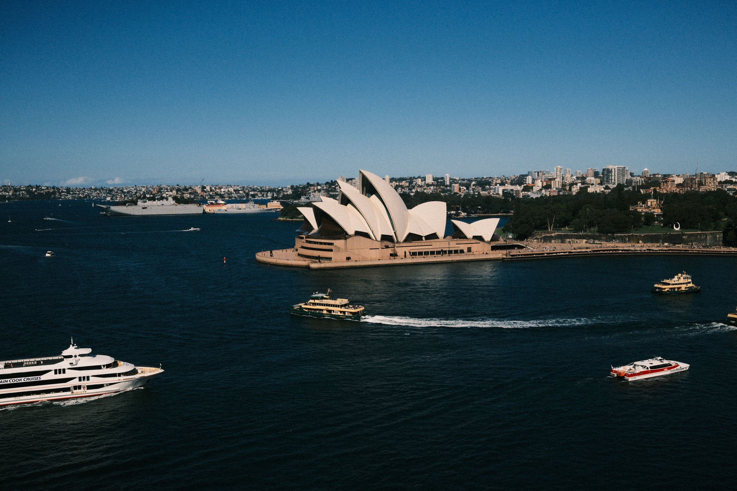 Teluk Sydney dari udara dengan Opera House dan feri