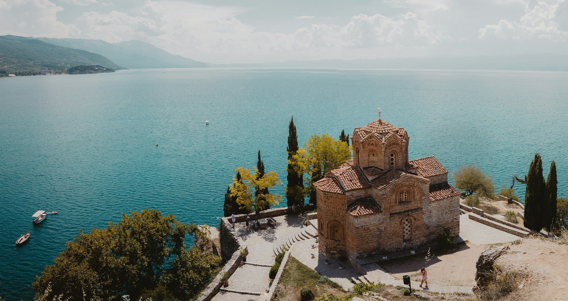 Pemandangan Danau Ohrid yang tenang dengan gereja tua di tepi air