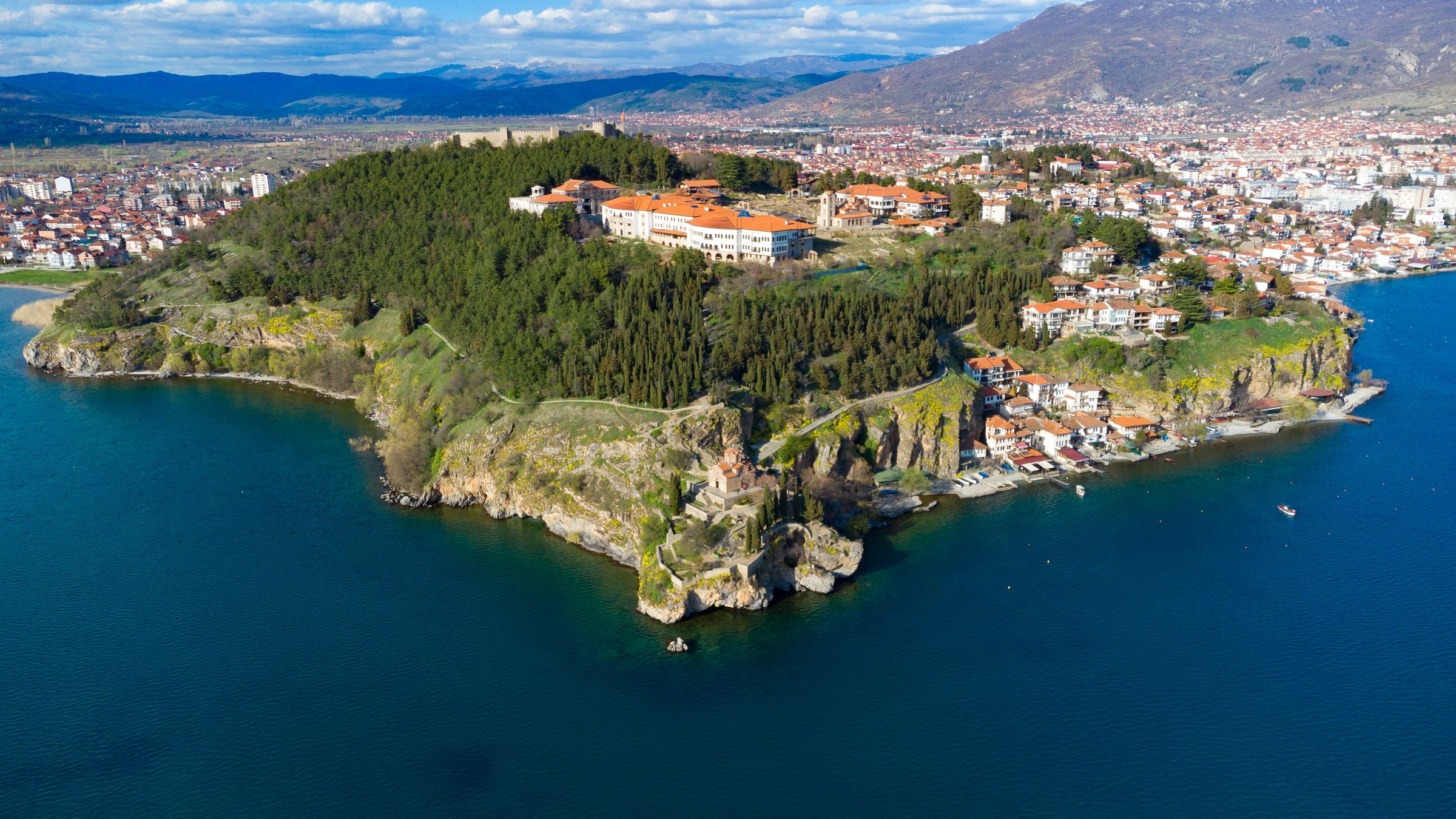 Ohrid city dan Danau Ohrid purba di Makedonia Utara dari udara