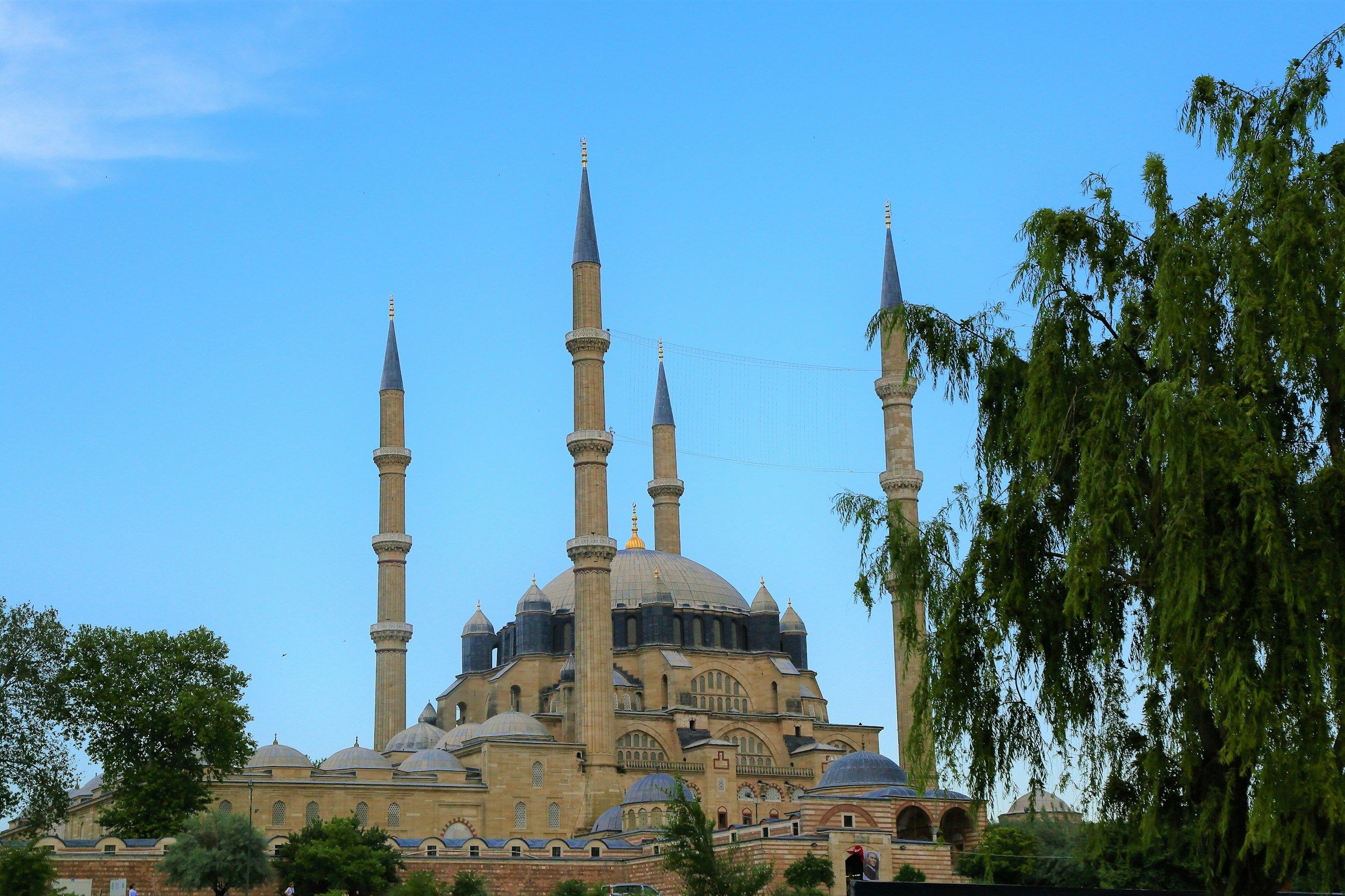 Masjid Selimiye di Edirne dengan kubah dan menara klasik arsitektur Ottoman