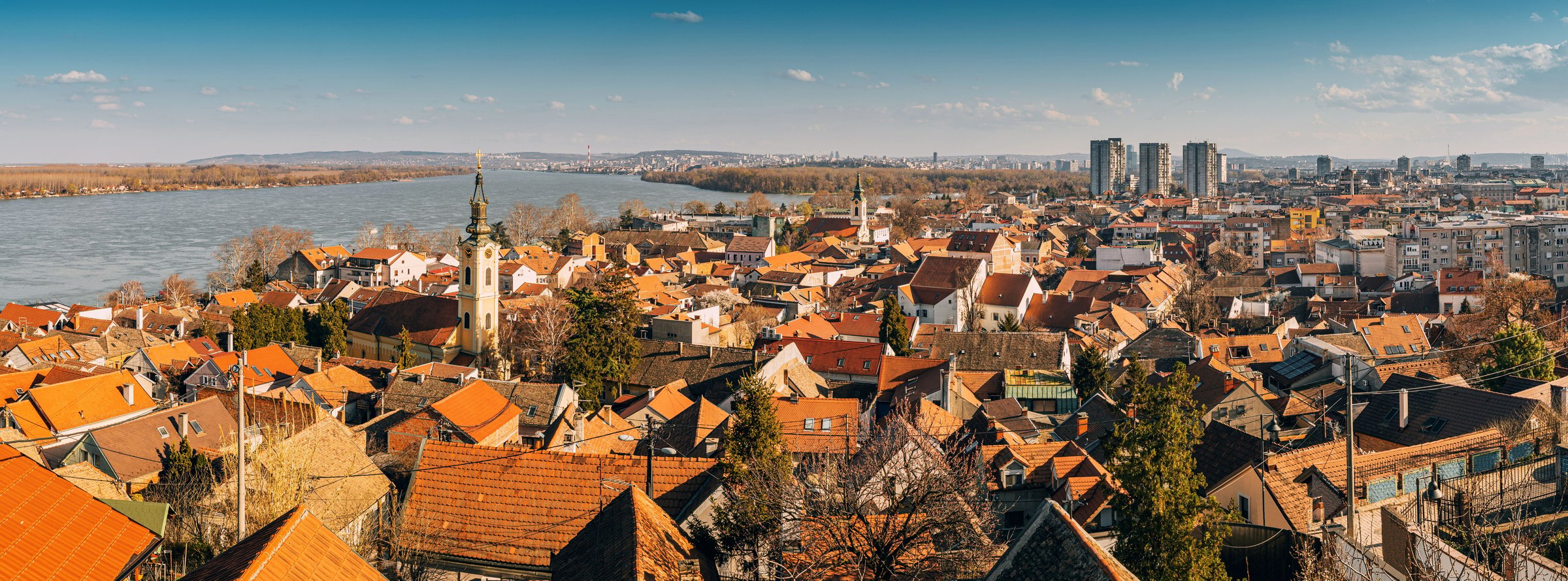 Panorama Belgrade dengan atap-atap merah kota tua, menara gereja, dan sungai di kejauhan