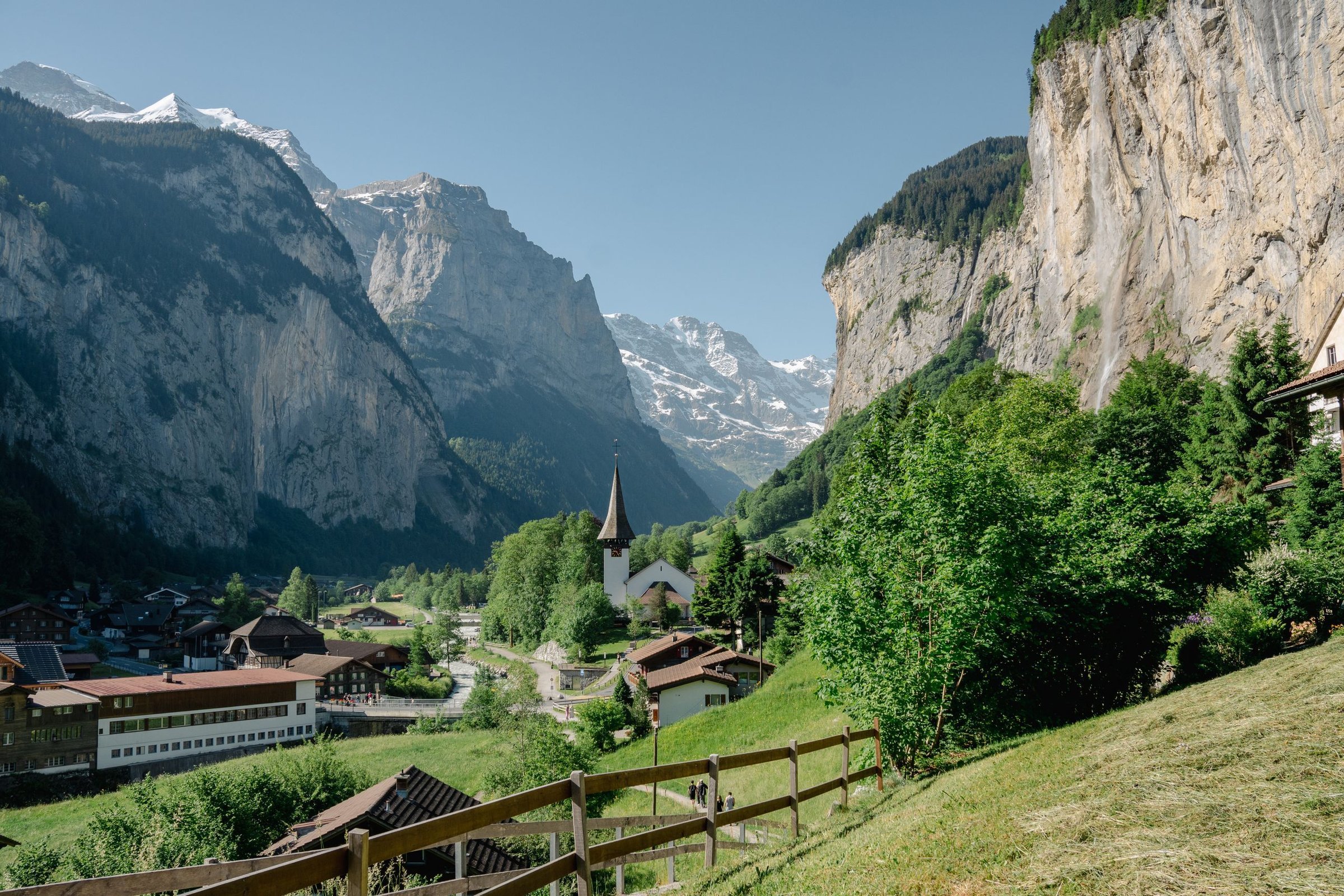 Nadia & Fikri: Berpelukan di padang rumput Lauterbrunnen Valley, air terjun jadi latar belakang.