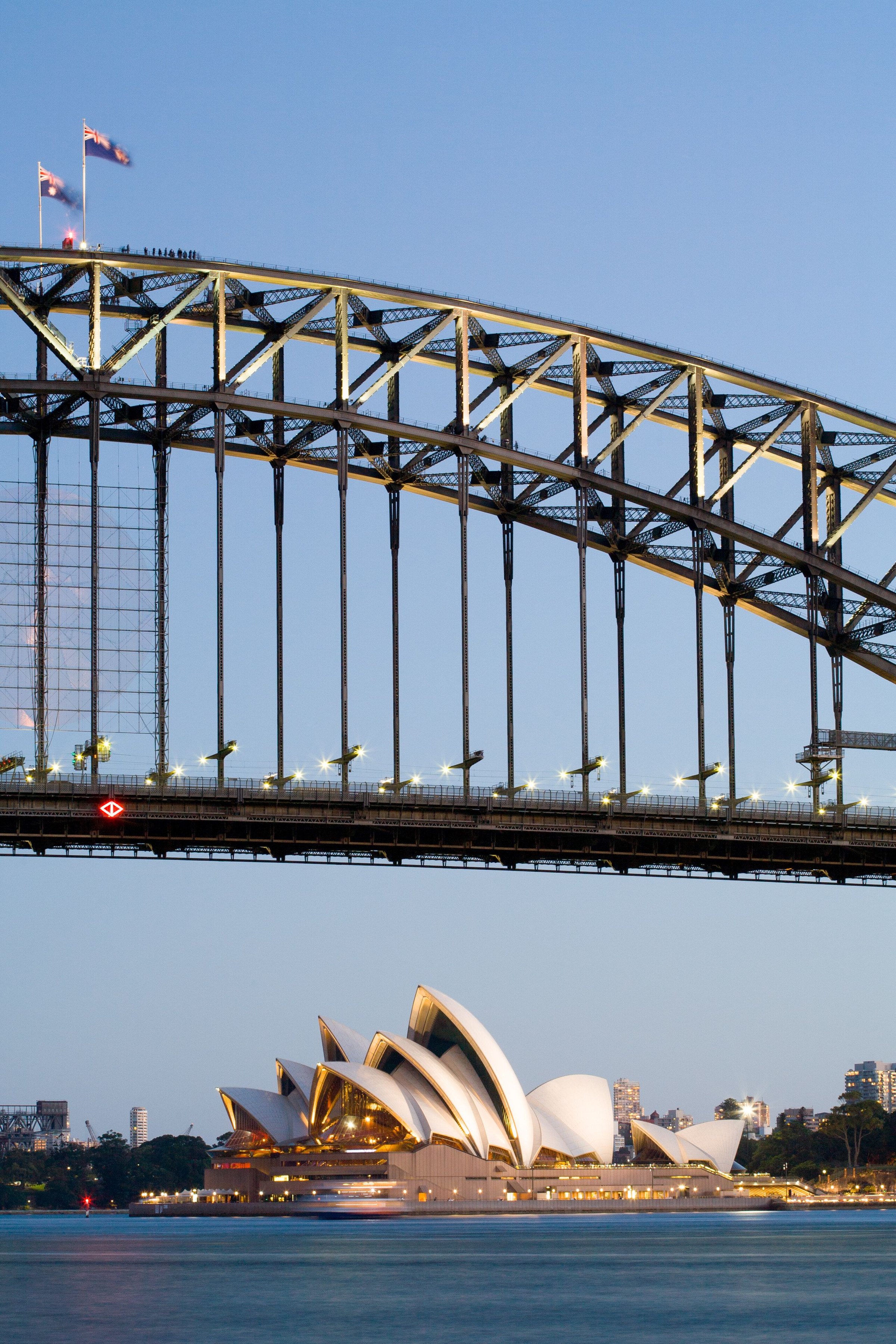 Jembatan Sydney Harbour dan atap Opera House dalam satu bingkai vertikal