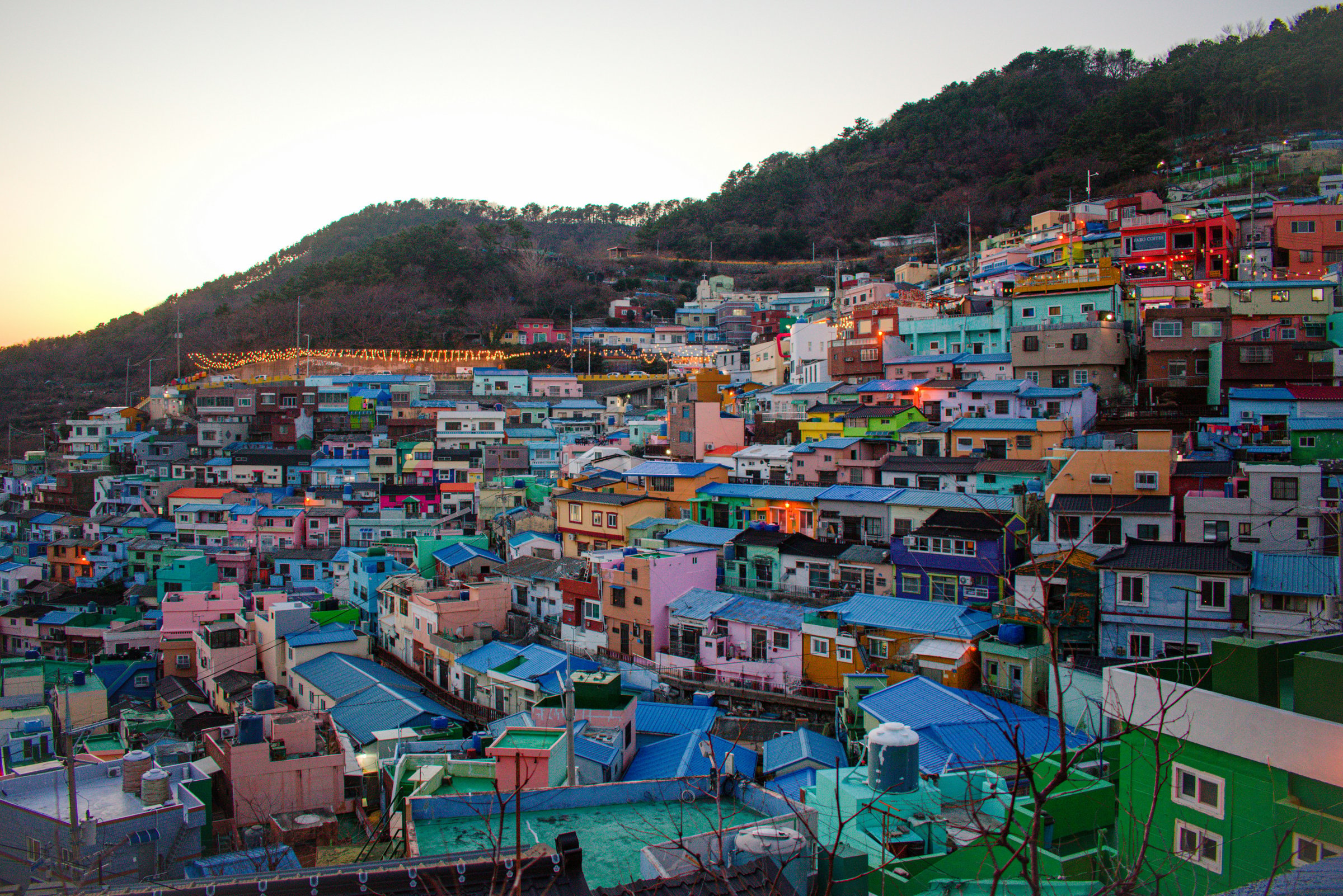 Rumah-rumah warna-warni Gamcheon Culture Village di lereng bukit, Busan