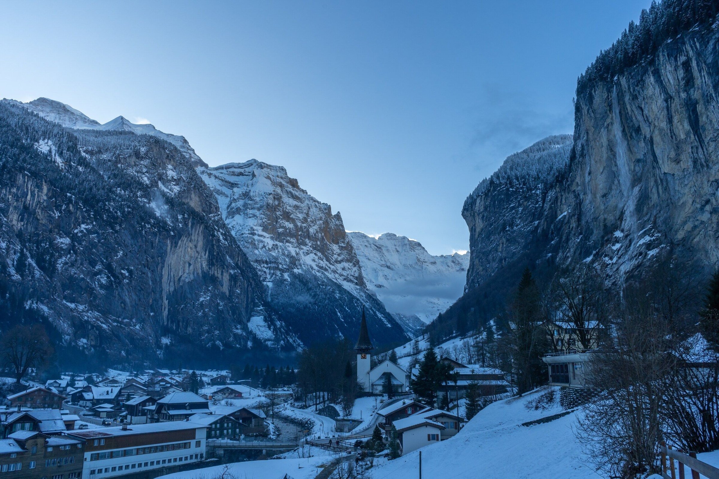 Lembah Lauterbrunnen dengan gunung bersalju dan tebing batu di pagi musim dingin.