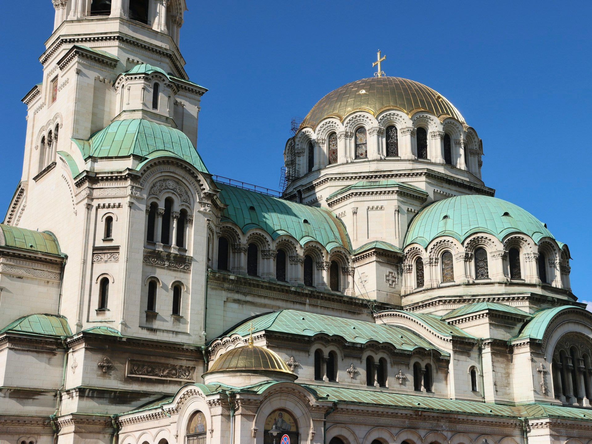 Kubah emas Katedral Alexander Nevsky Sofia dengan atap tembaga hijau dan menara lonceng Neo-Byzantine di langit biru Bulgaria