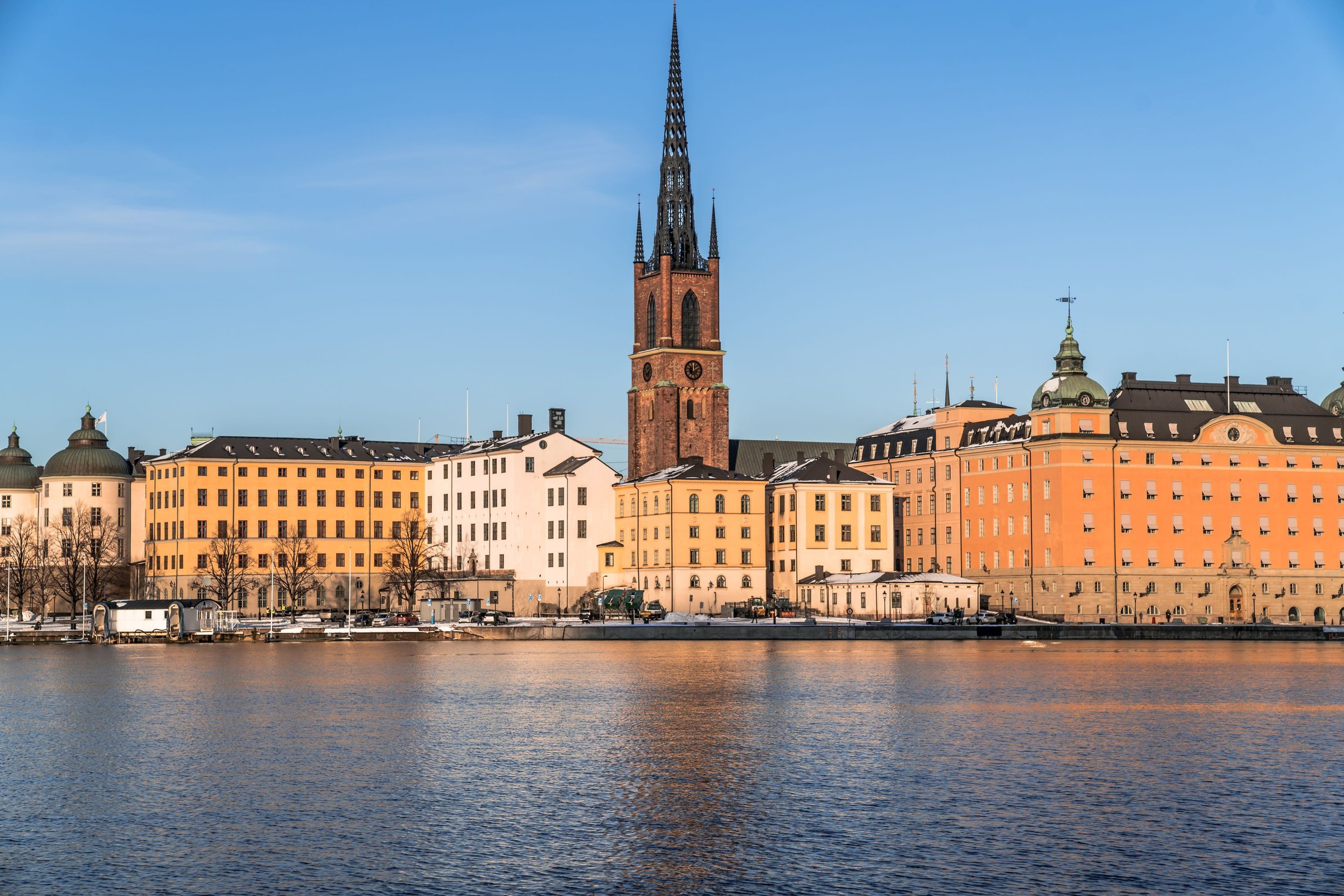 Kota tua Gamla Stan Stockholm dengan bangunan berwarna di tepi air.