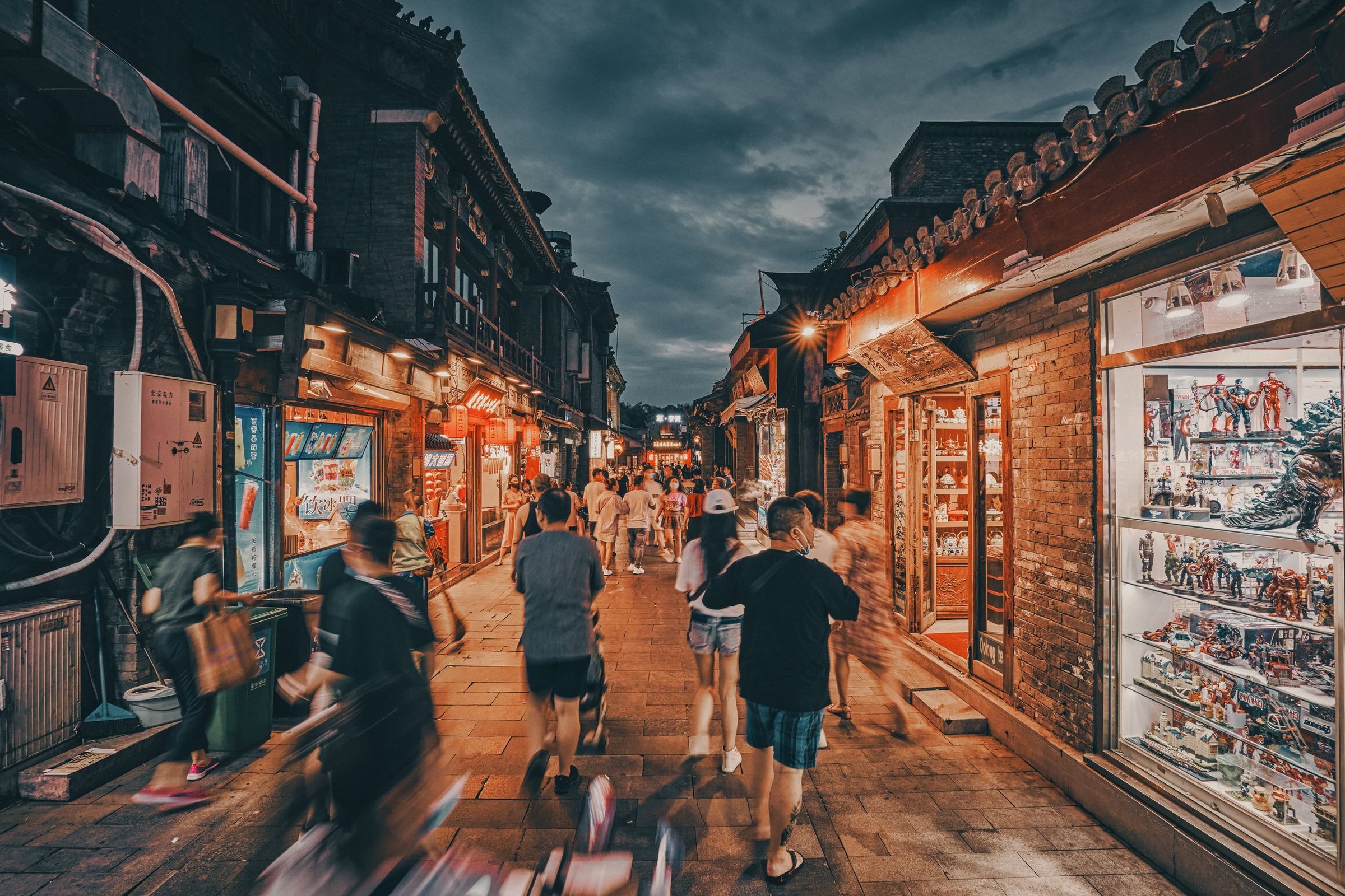 Jalan Wangfujing Beijing yang ramai di malam hari