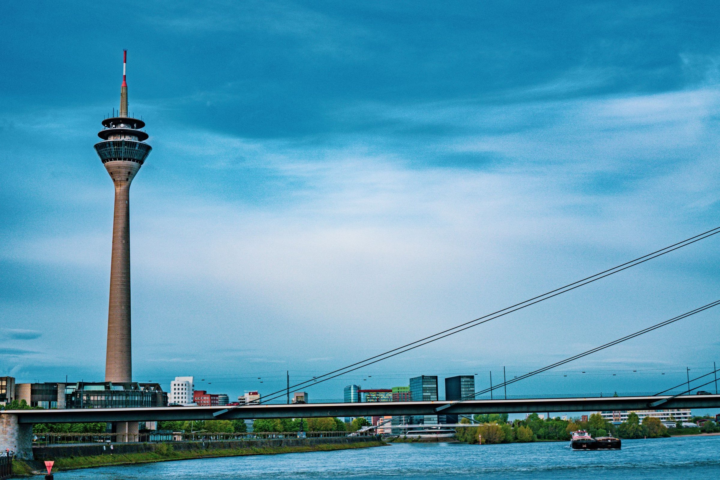 Menara Rhine dan Sungai Rhine di Dusseldorf