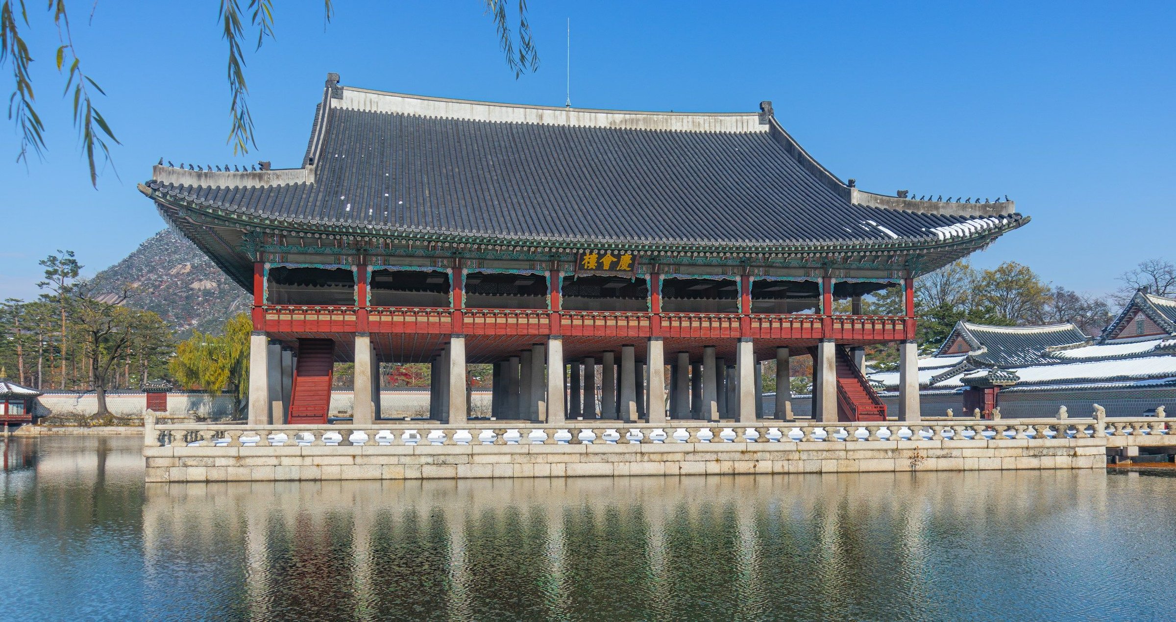 Paviliun Gyeonghoeru di atas kolam bersalju dengan langit biru cerah Korea