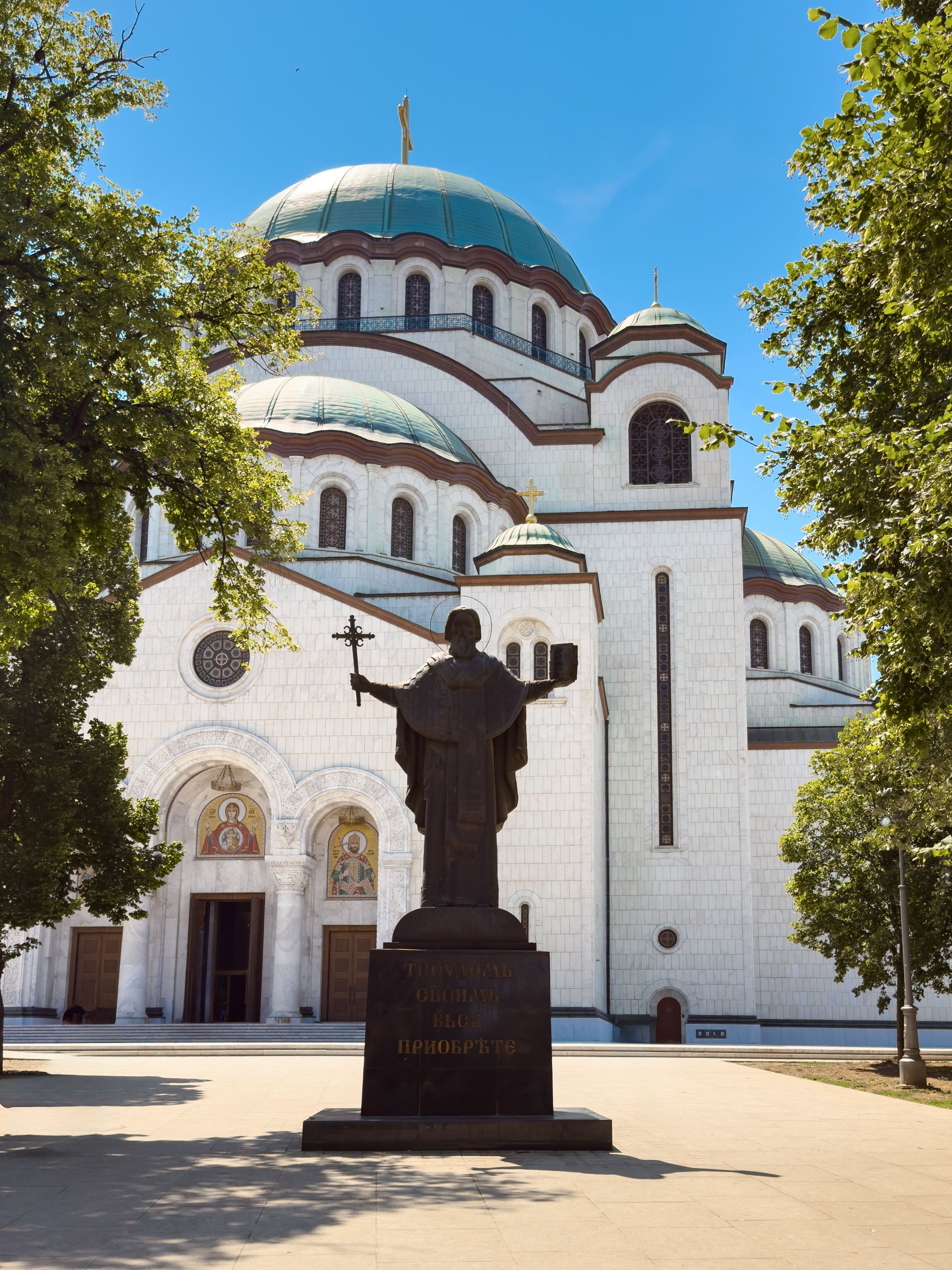 Gereja Saint Sava di Belgrade dengan kubah marmer putih, salah satu gereja Or