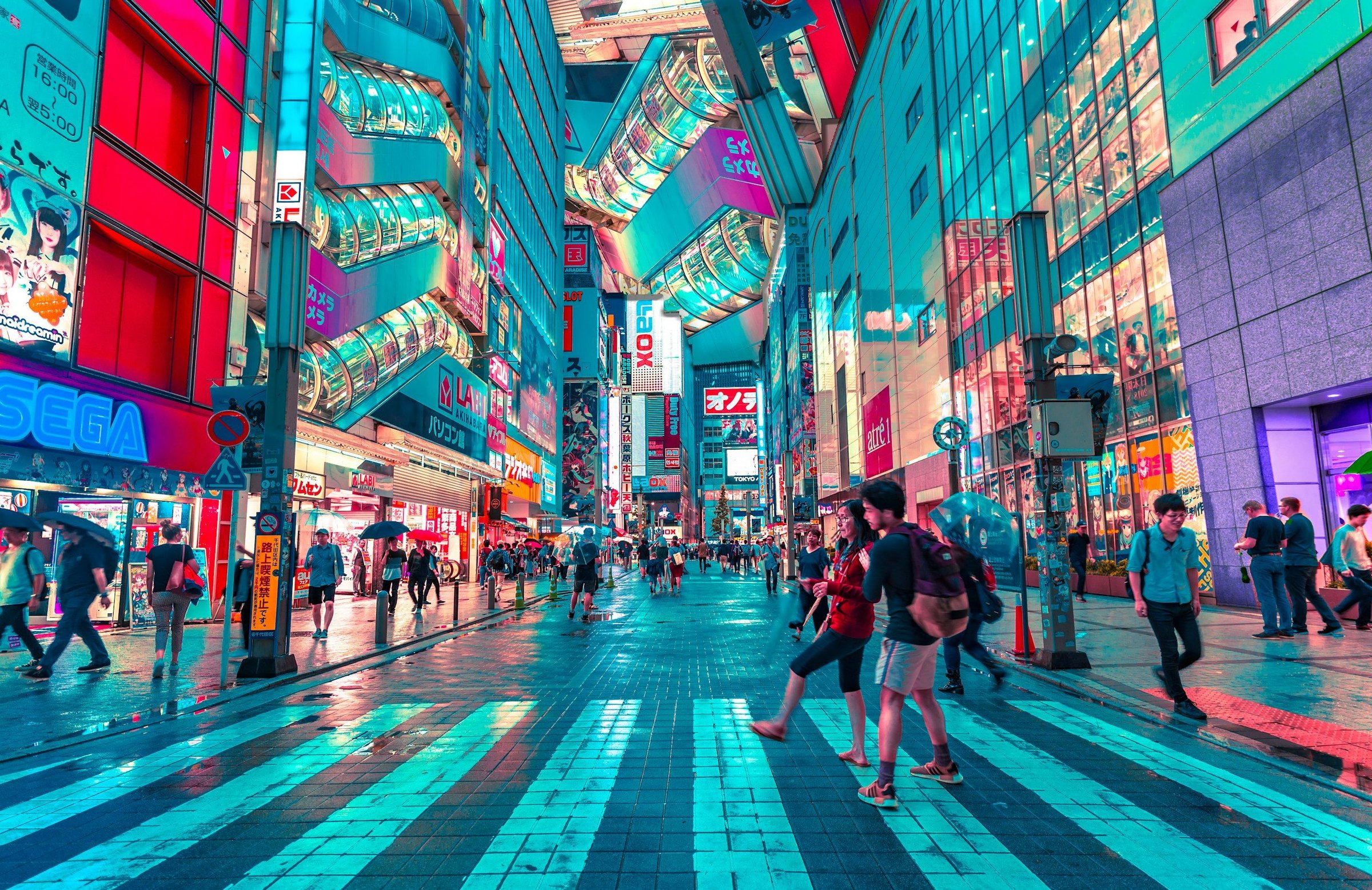 Jalanan Shinjuku Tokyo malam hari dengan neon billboard warna-warni dan keramaian pejalan kaki