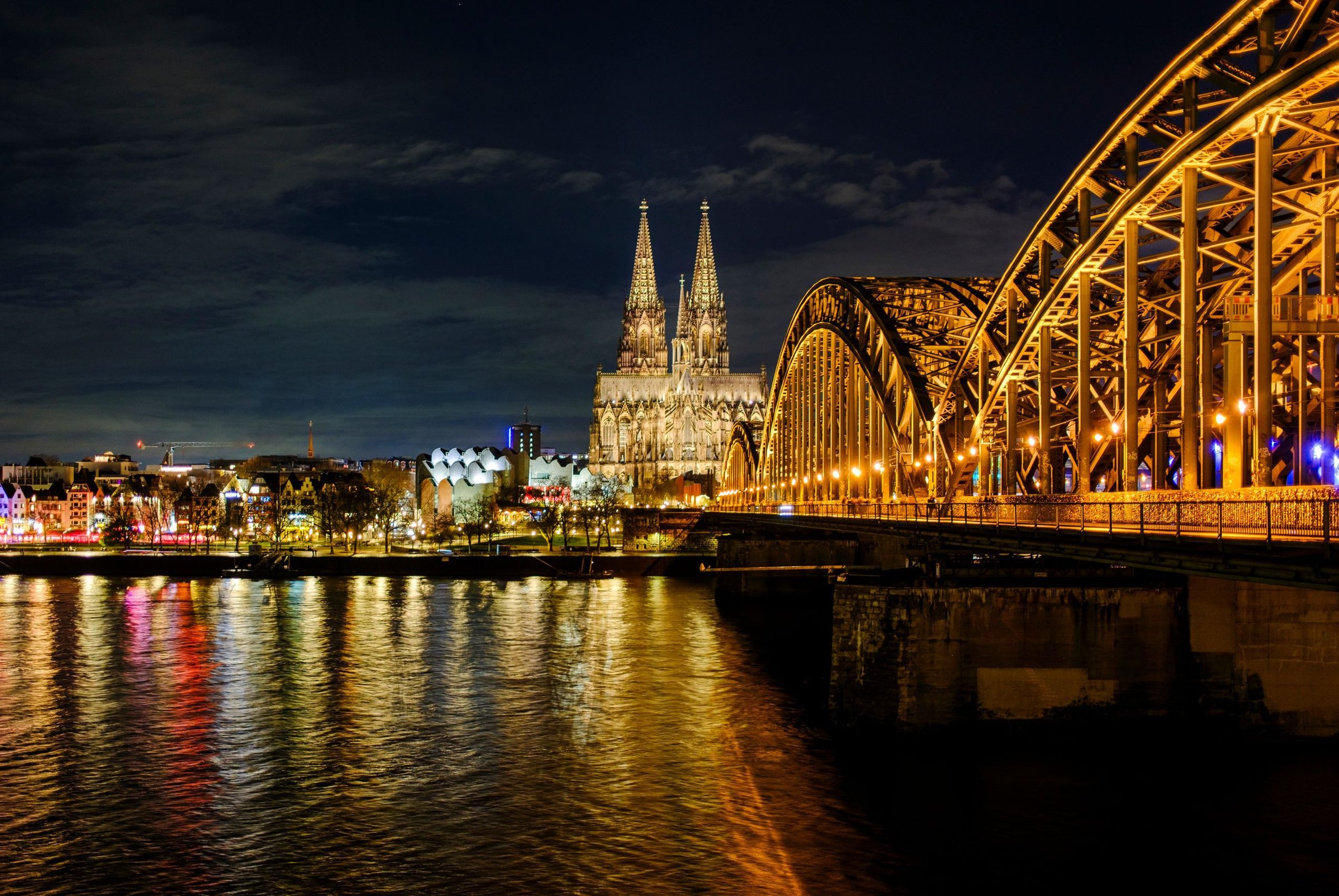 Katedral Cologne dan jembatan Hohenzollern di malam hari