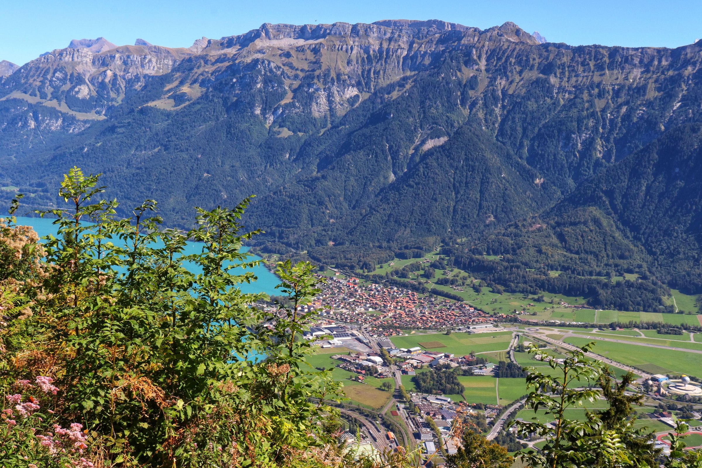 Kota Interlaken dan Danau Brienz dilihat dari Harder Kulm