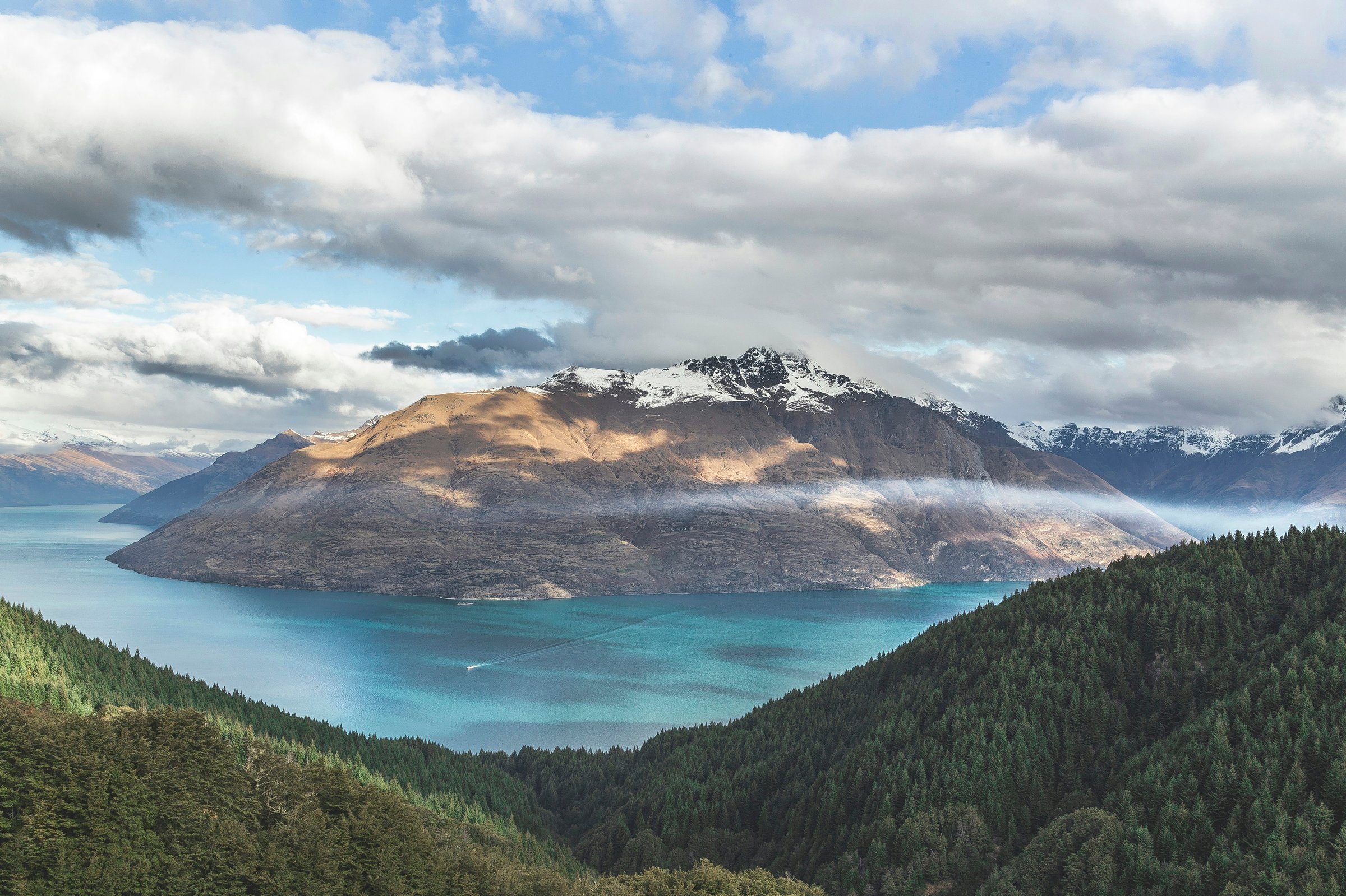 Lake Wakatipu dan pegunungan bersalju dilihat dari Ben Lomond, Queenstown