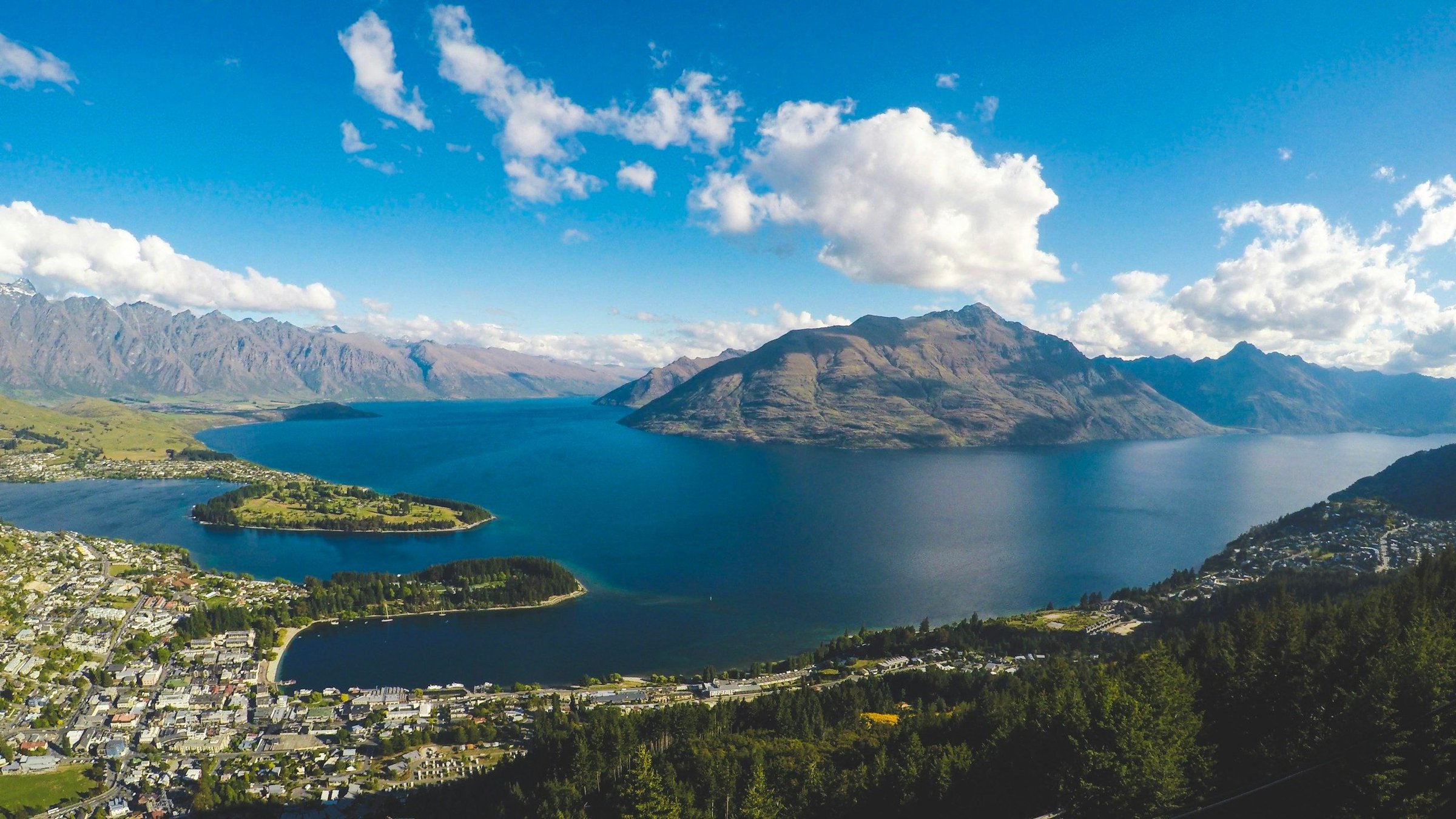 Panorama Queenstown di tepi Danau Wakatipu dengan kota kecil dan barisan pegunungan, Pulau Selatan Selandia Baru