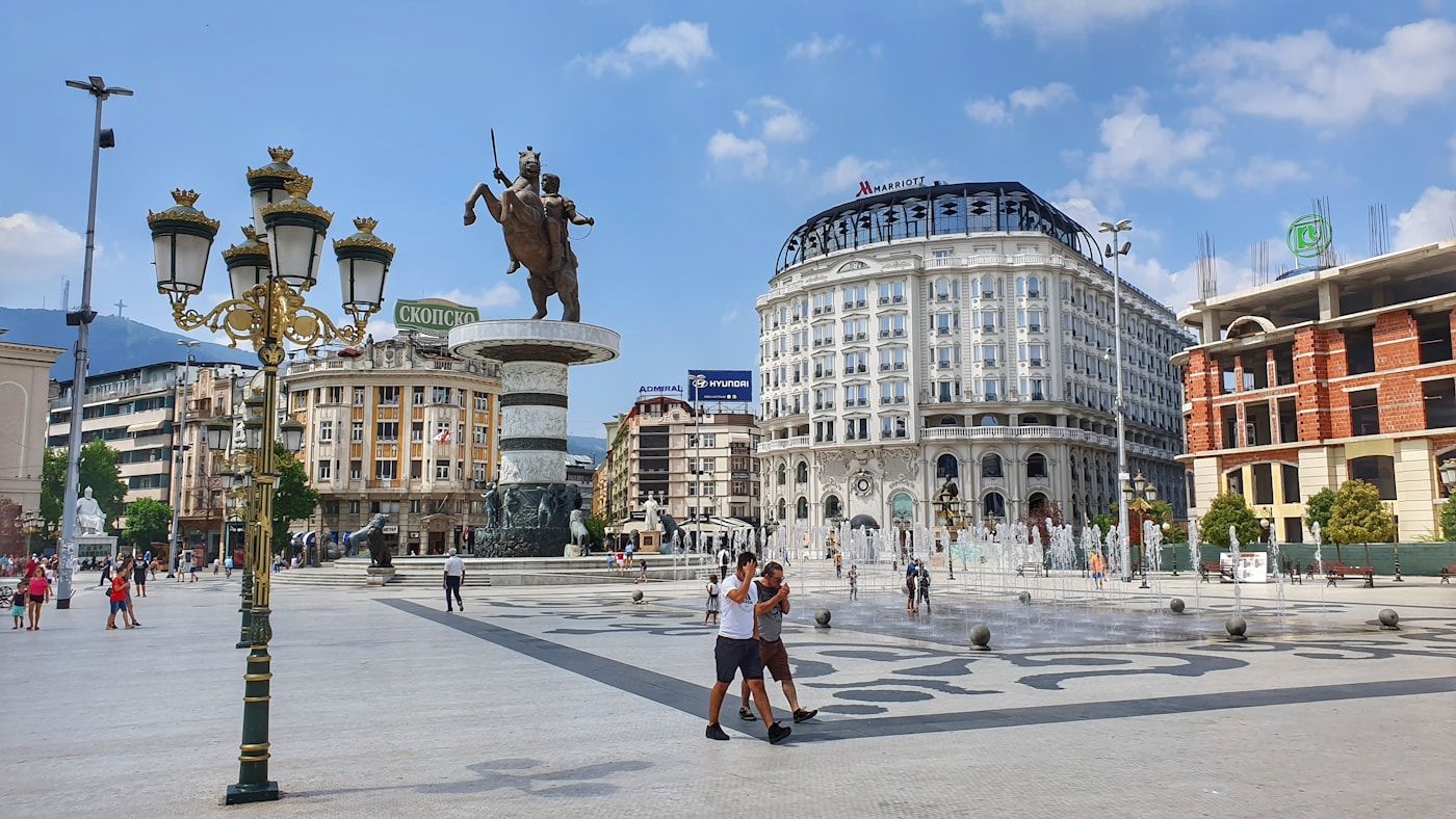 Macedonia Square di pusat kota Skopje dengan patung dan bangunan klasik