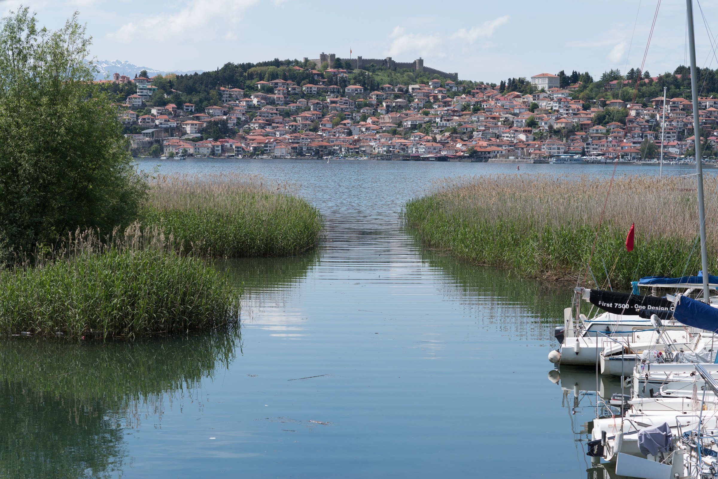 Danau Ohrid dengan kota tua di kejauhan