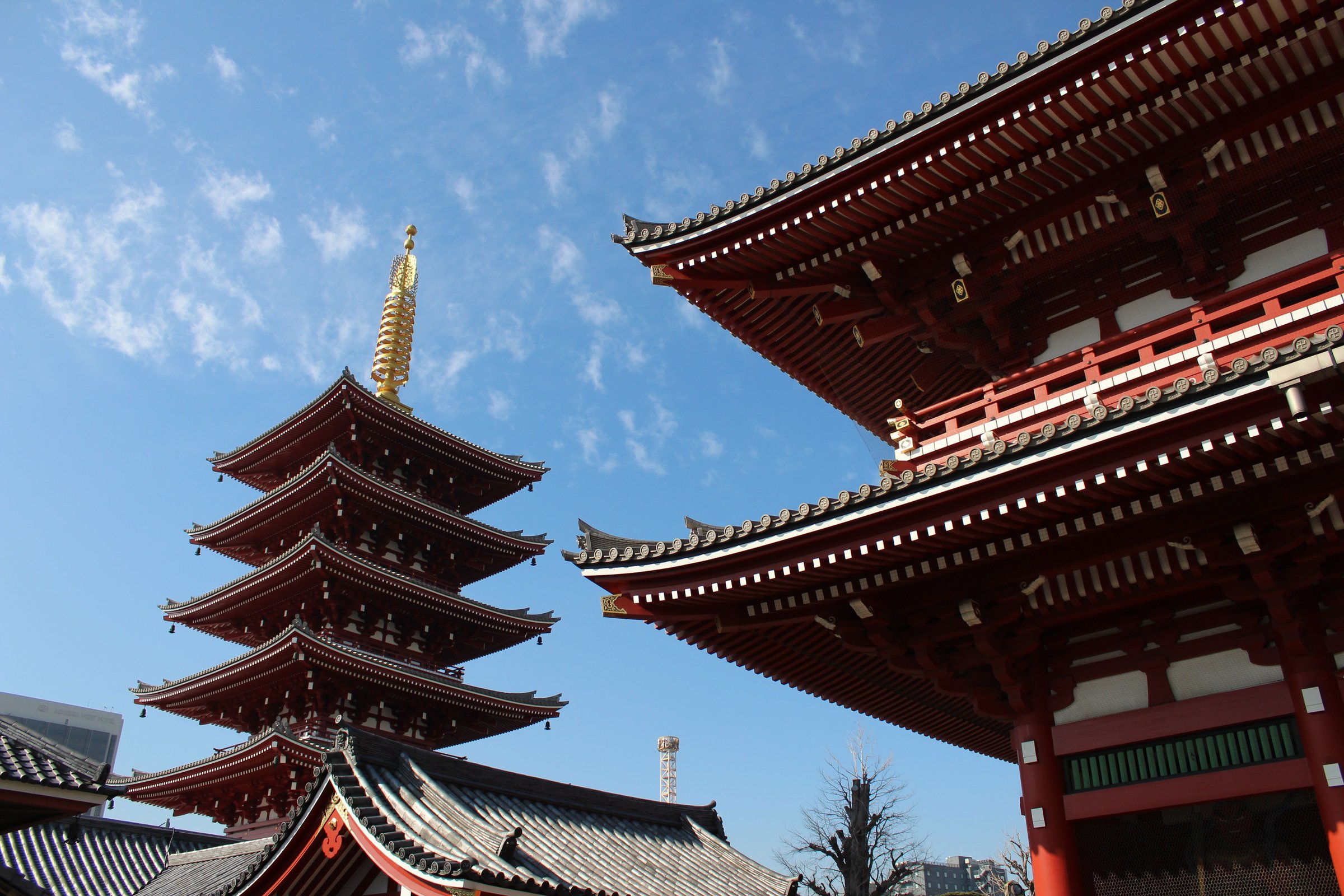 Pagoda lima tingkat kuil Sensoji Tokyo menjulang dengan langit biru cerah