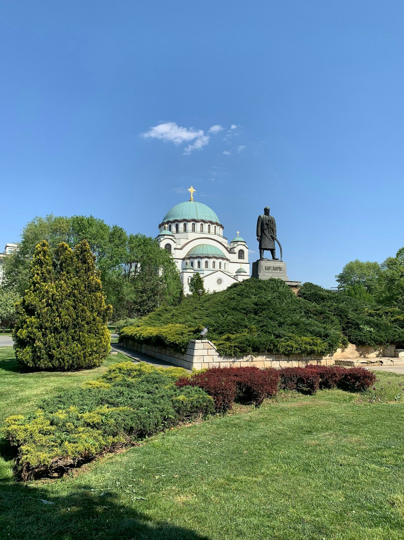 Gereja Saint Sava di Belgrade dengan kubah marmer putih, salah satu gereja Or