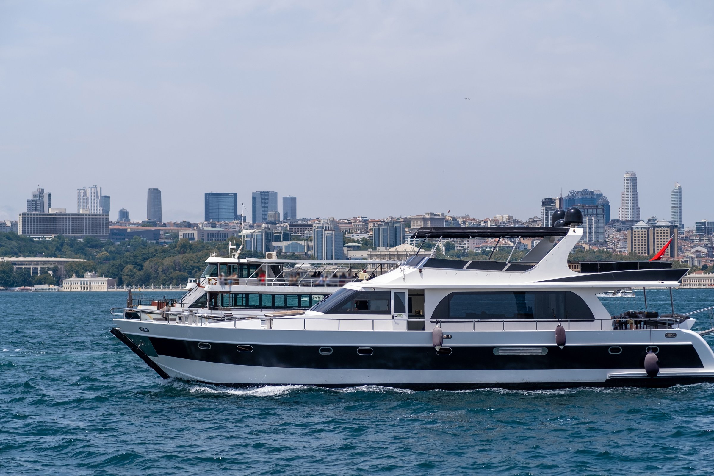 Kapal wisata menyusuri Selat Bosphorus dengan latar kota Istanbul