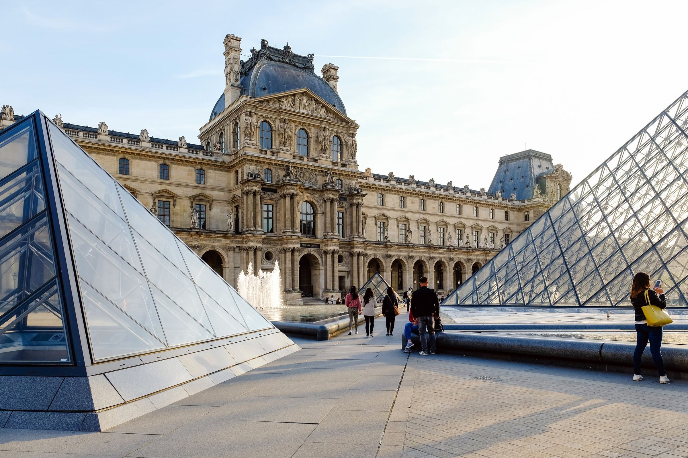 Keluarga Hartono: Antre masuk Museum Louvre, anak-anak paling excited lihat piramid kacanya.
