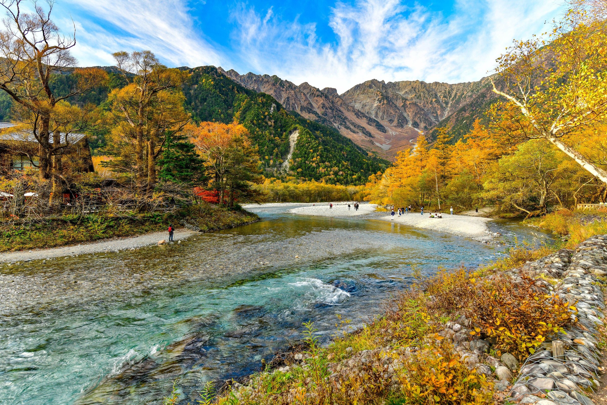 Sungai Azusa dengan pepohonan musim gugur di Kamikochi