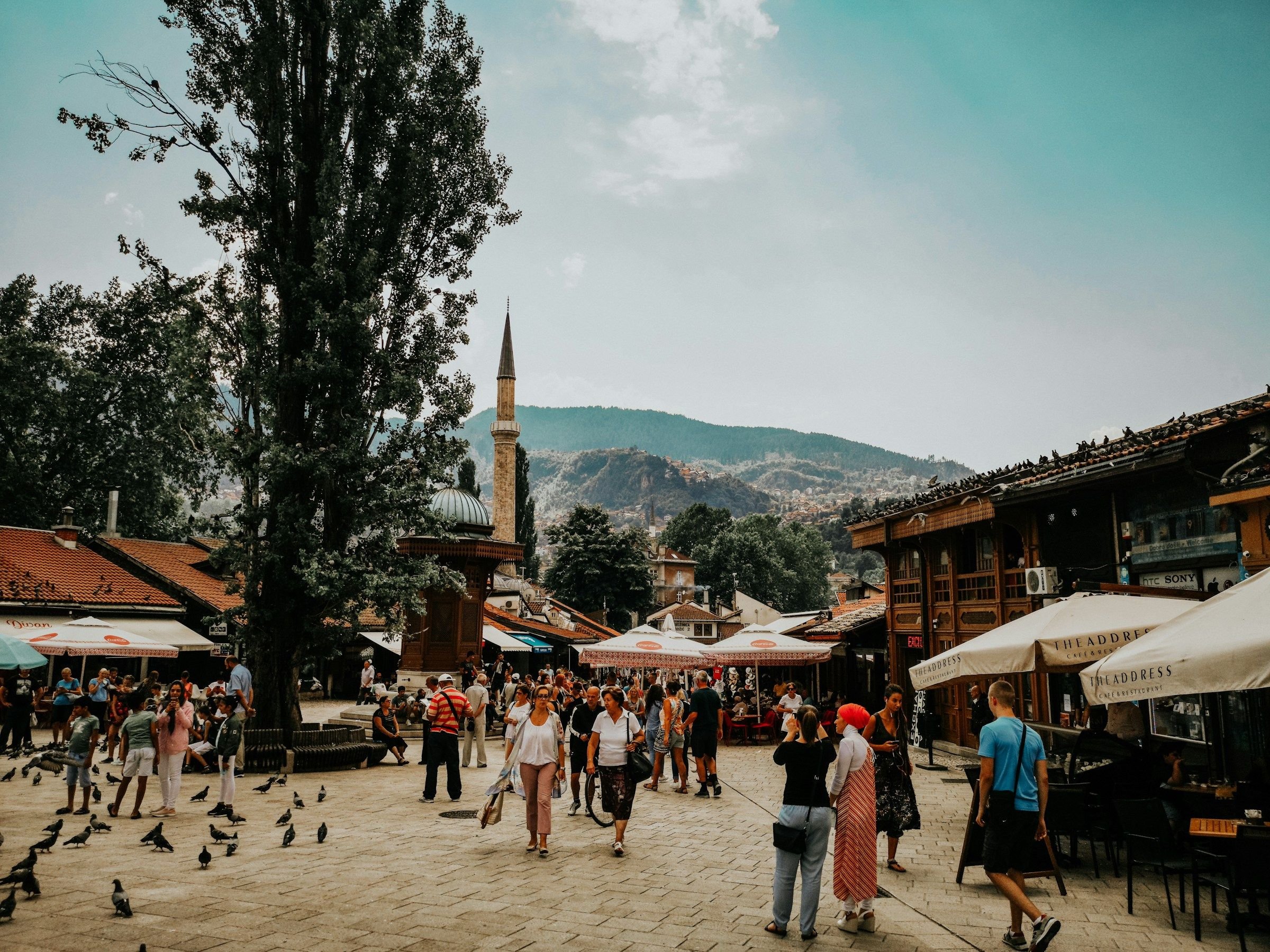 Kawasan Bascarsija di Sarajevo dengan air mancur Sebilj dan suasana bazar tua