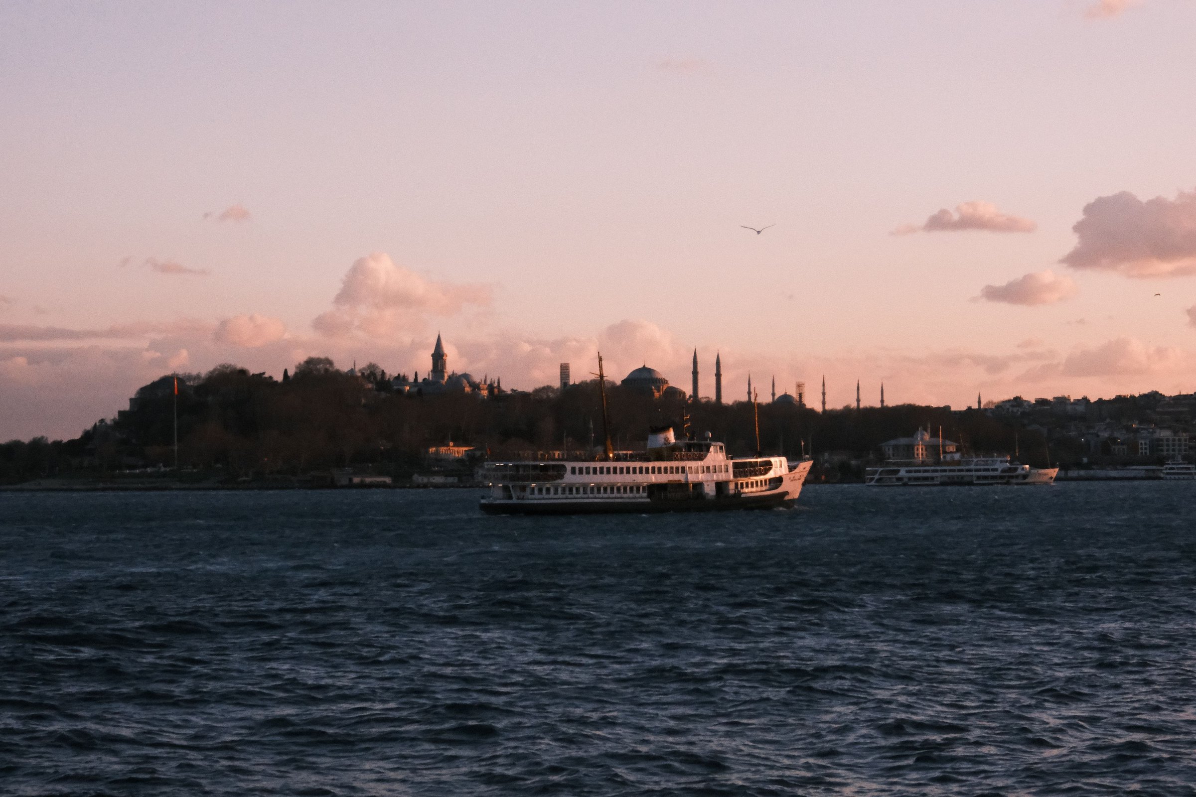 Siluet masjid dan kubah Istanbul di tepi Selat Bosphorus.