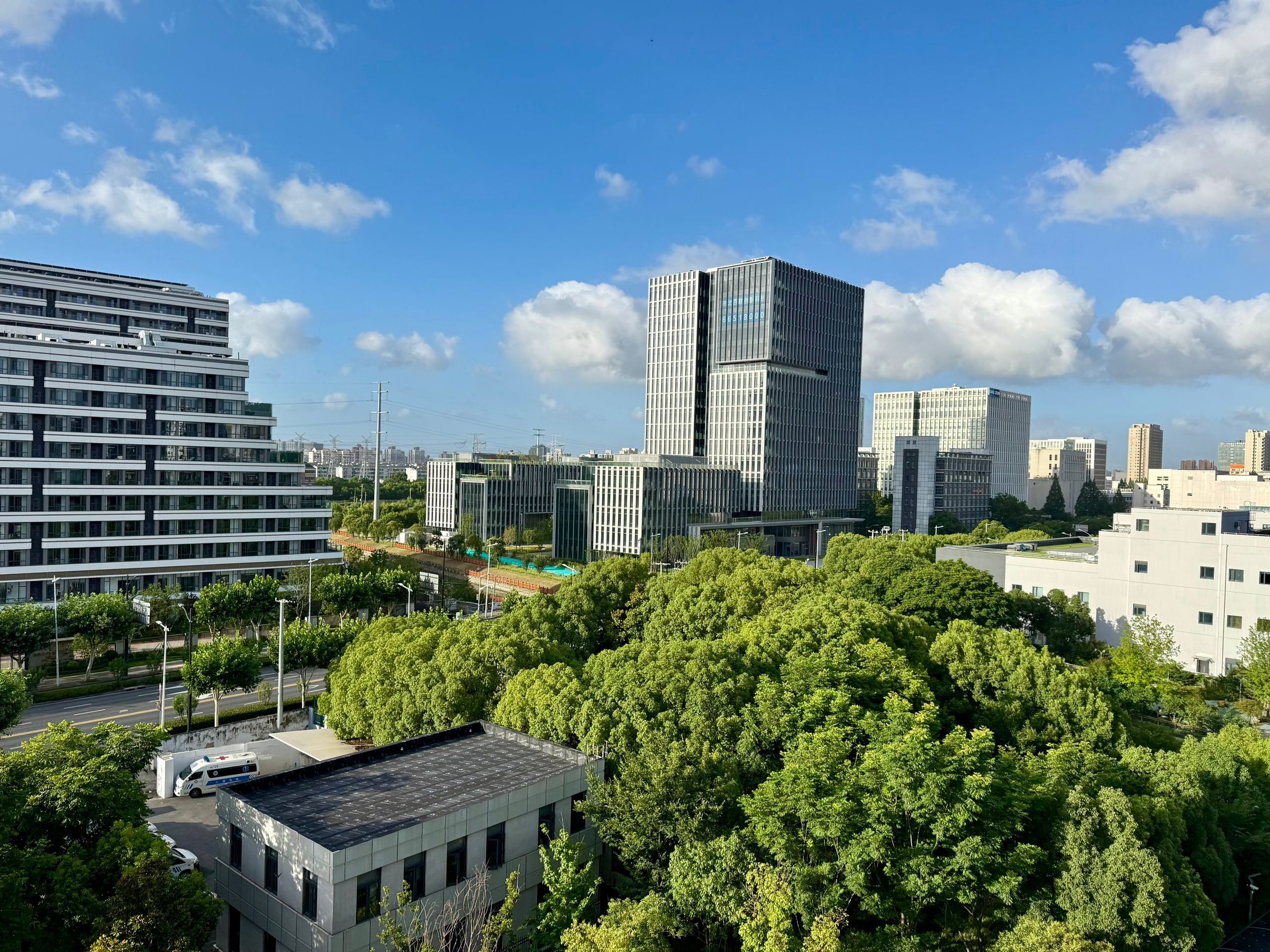 Kawasan modern Shanghai dengan gedung hijau