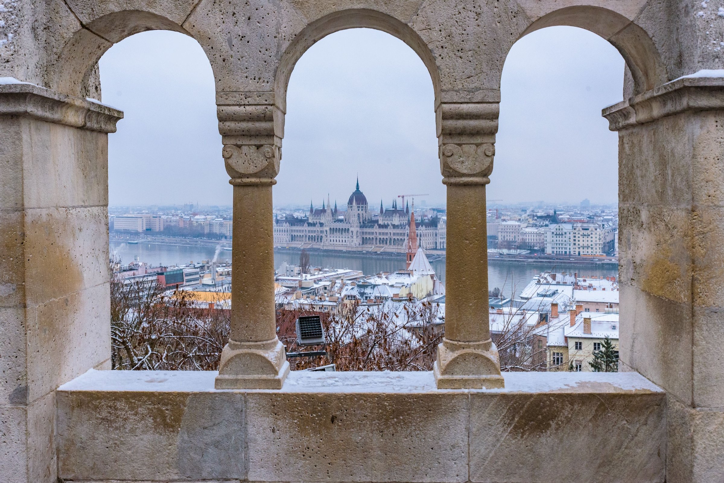Gedung Parlemen Budapest di tepi Sungai Danube dilihat dari lengkung Fisherman's Bastion saat musim dingin