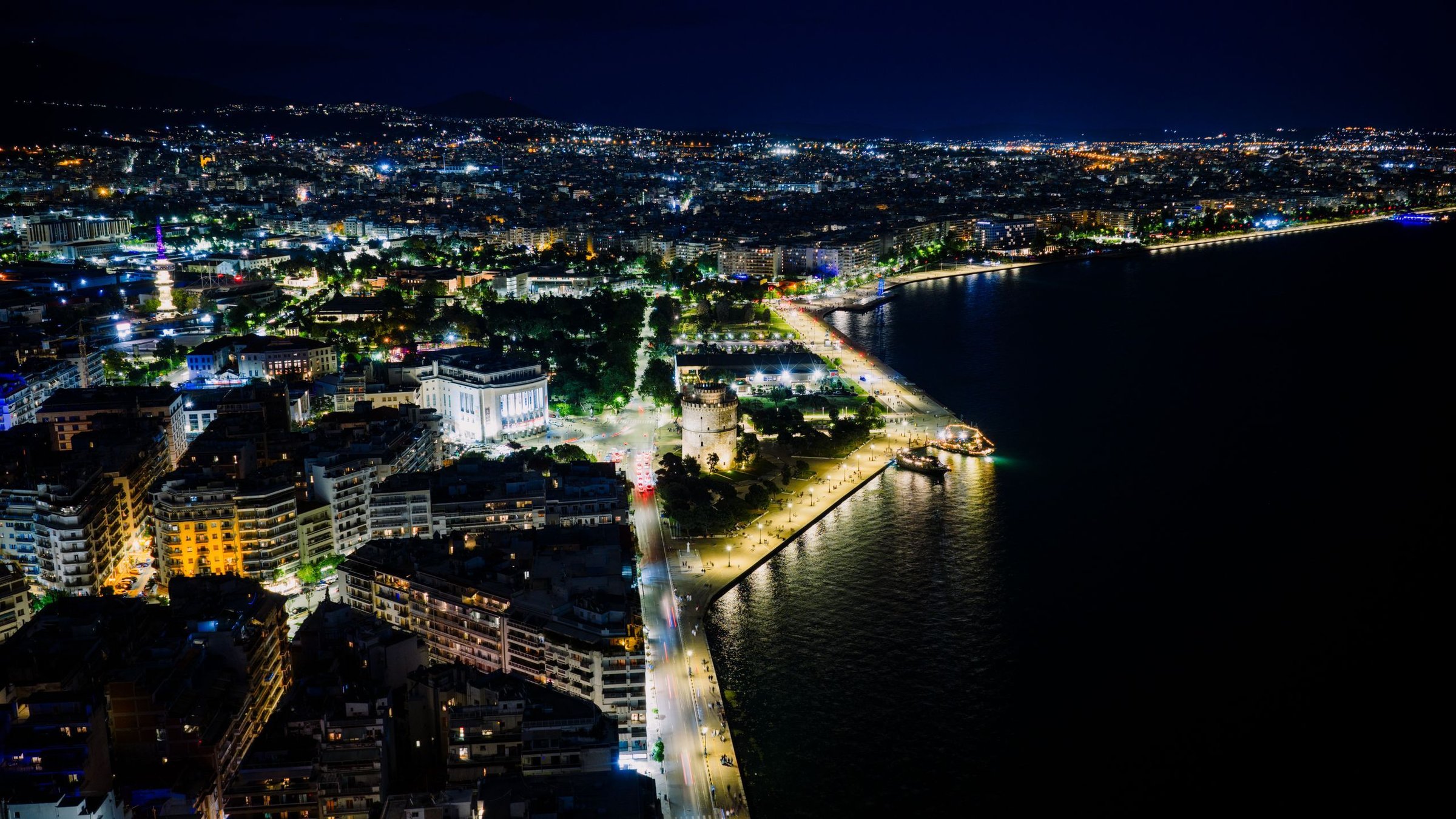 White Tower Thessaloniki di tepi laut malam hari