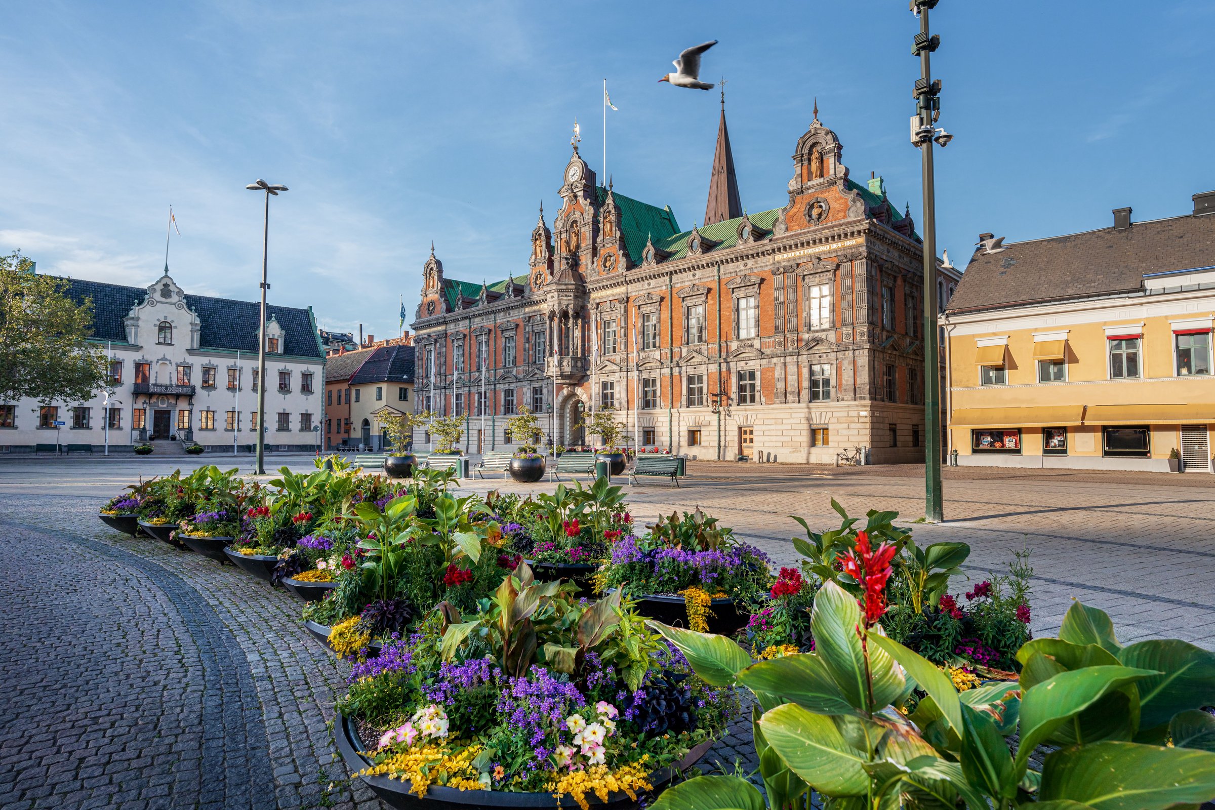 Alun-alun Stortorget di pusat kota Malmo dengan hamparan bunga dan bangunan klasik