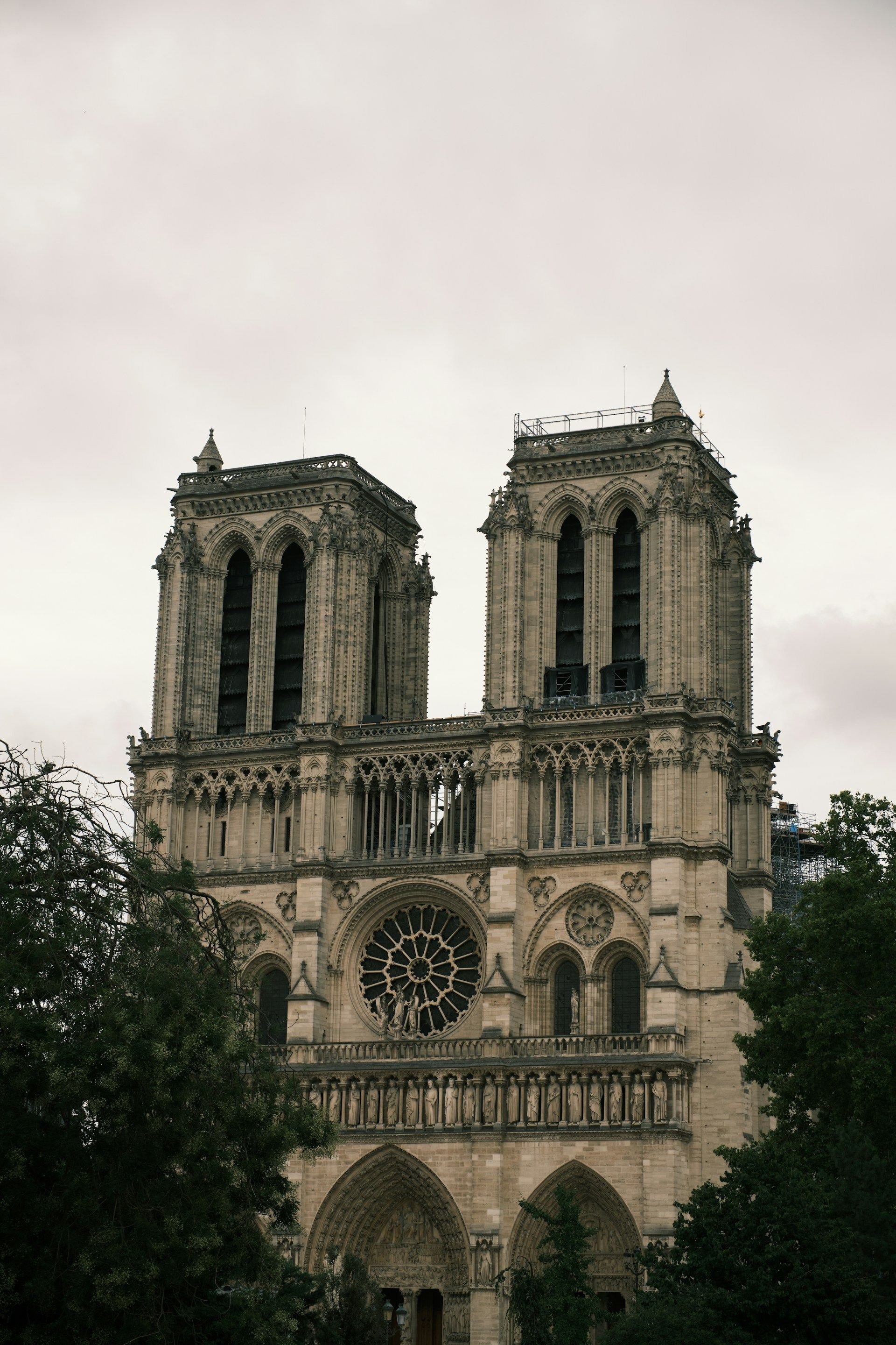 Fasad Katedral Notre Dame Paris dengan menara kembar